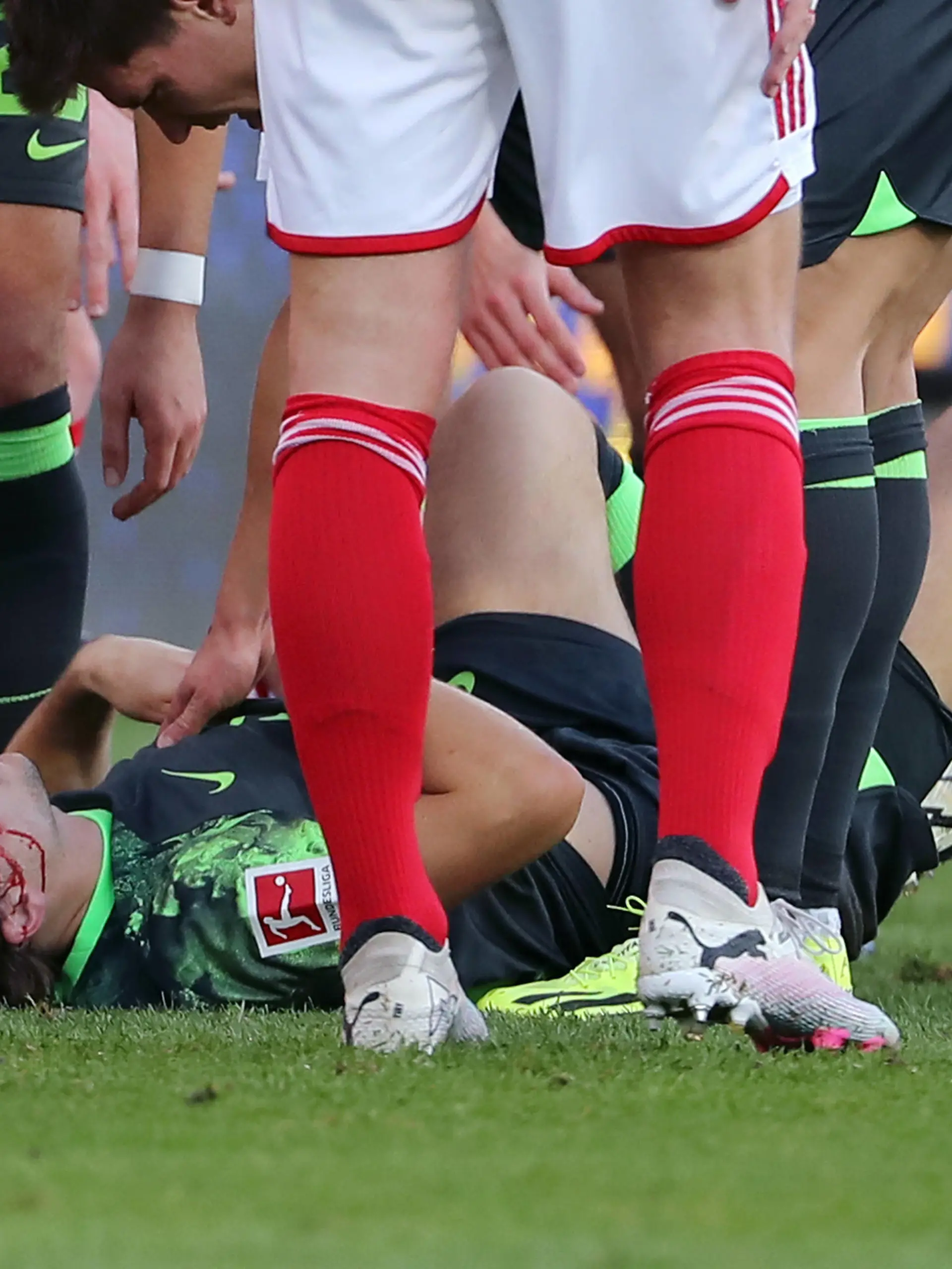 Lovro Majer am Kopf verletzt / Verletzung / / Fußball Fussball / Bundesliga Herren DFL / 21. Spieltag Saison 2023/2024 / 10.02.2024 / 1.FC Union Berlin FCU vs VfL Wolfsburg WOB / DFL regulations prohibit any use of photographs as image sequences and/or quasi-video. / *** Lovro Majer injured on the head Injury Sport Football Soccer Bundesliga Men DFL 21 Matchday Season 2023 2024 10 02 2024 1 FC Union Berlin FCU vs VfL Wolfsburg WOB DFL regulations prohibit any use of photographs as image sequences and or quasi video