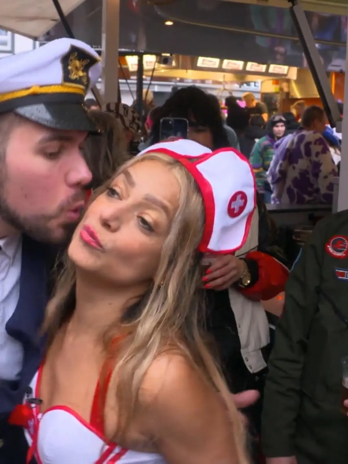 Simon Kledtke und Shirin Tabatabai wollen es wissen: Sie schmeißen sich zu Karneval in jeweils zwei Kostüme. Zuerst ziehen sie als Bär und Pinguin in der Karnevalshochburg Köln los, später folgt der Wechsel in zur eher freizügigen Krankenschwester und uniformiertem Polizist, inklusive Handschellen. Wer gewinnt? Das seht ihr im Video. Kleiner Spoiler: Das Ergebnis ist ziemlich eindeutig …