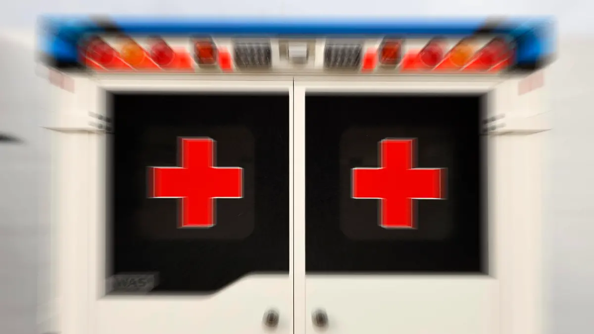  Rettungswagen des DRK bei der Vorstellung der Planungen für ein Impfzentrum durch die Stadt Köln in der Feuerwache in Weidenpesch. Themenbild, Symbolbild Köln, 04.12.2020 *** Ambulance of the DRK during the presentation of the plans for a vaccination centre by the city of Cologne in the fire station in Weidenpesch Theme picture, symbolic picture Cologne, 04 12 2020 Foto:xC.xHardtx/xFuturexImage
