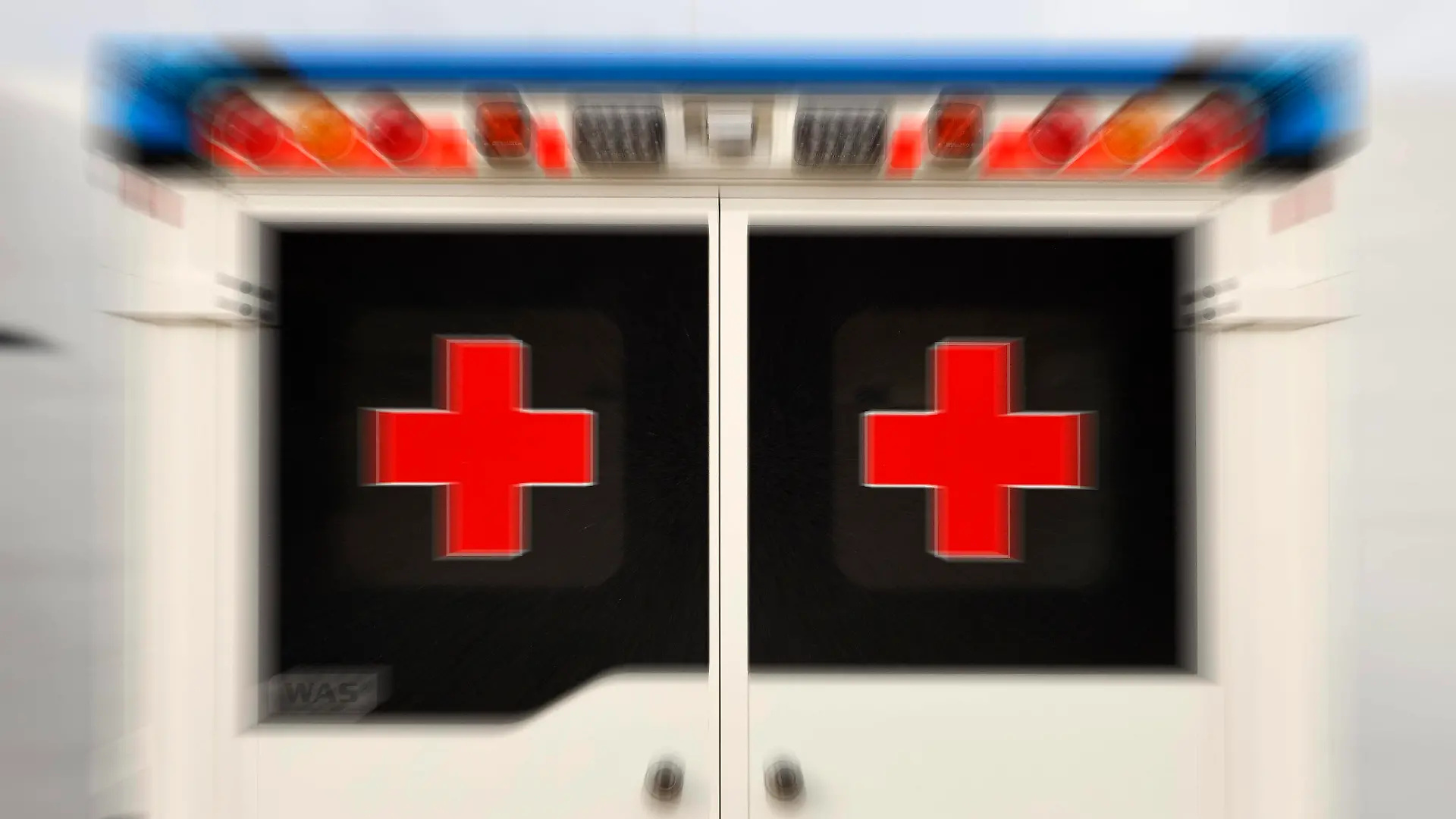 Rettungswagen des DRK bei der Vorstellung der Planungen für ein Impfzentrum durch die Stadt Köln in der Feuerwache in Weidenpesch. Themenbild, Symbolbild Köln, 04.12.2020 *** Ambulance of the DRK during the presentation of the plans for a vaccination centre by the city of Cologne in the fire station in Weidenpesch Theme picture, symbolic picture Cologne, 04 12 2020 Foto:xC.xHardtx/xFuturexImage