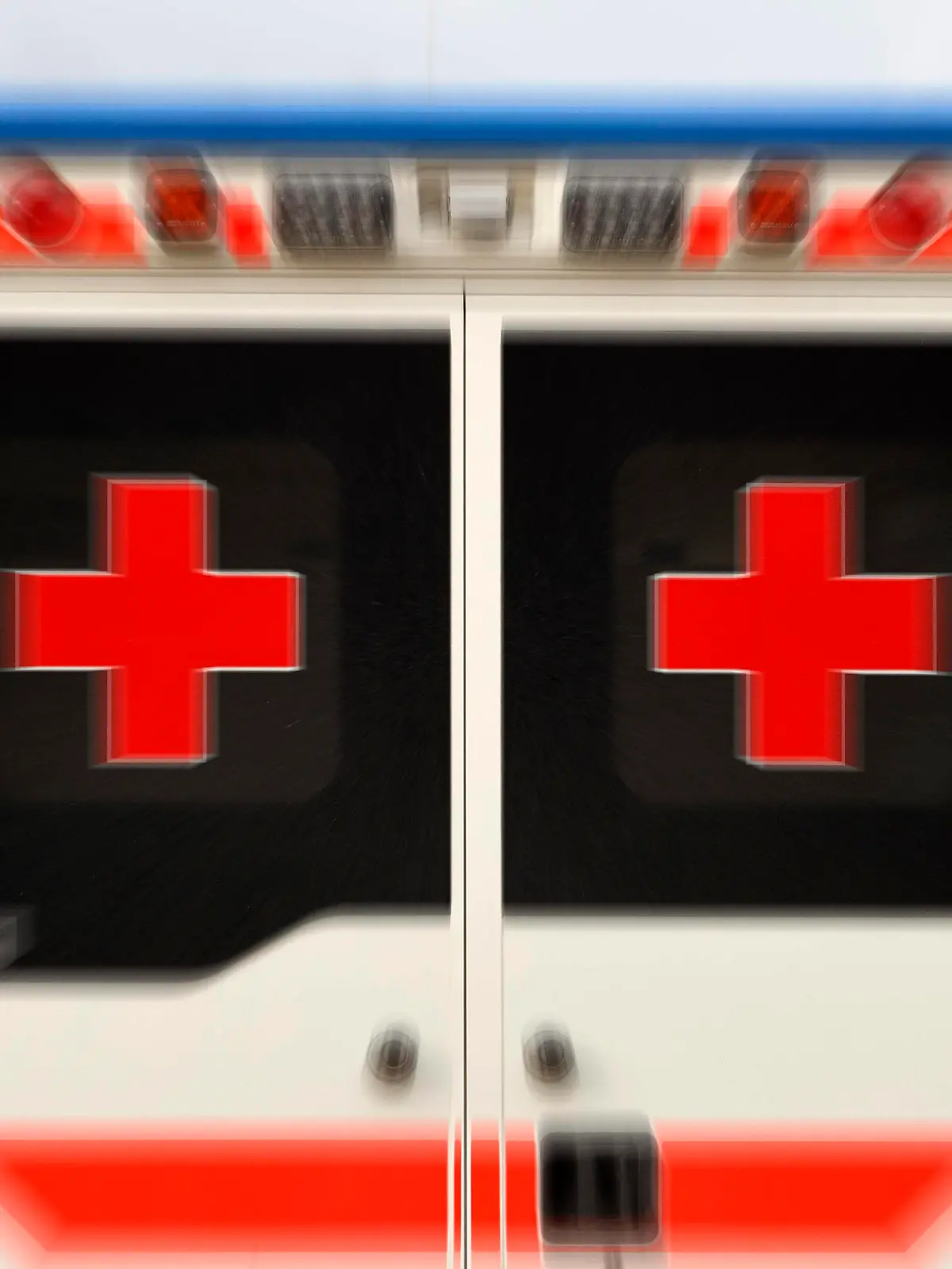  Rettungswagen des DRK bei der Vorstellung der Planungen für ein Impfzentrum durch die Stadt Köln in der Feuerwache in Weidenpesch. Themenbild, Symbolbild Köln, 04.12.2020 *** Ambulance of the DRK during the presentation of the plans for a vaccination centre by the city of Cologne in the fire station in Weidenpesch Theme picture, symbolic picture Cologne, 04 12 2020 Foto:xC.xHardtx/xFuturexImage