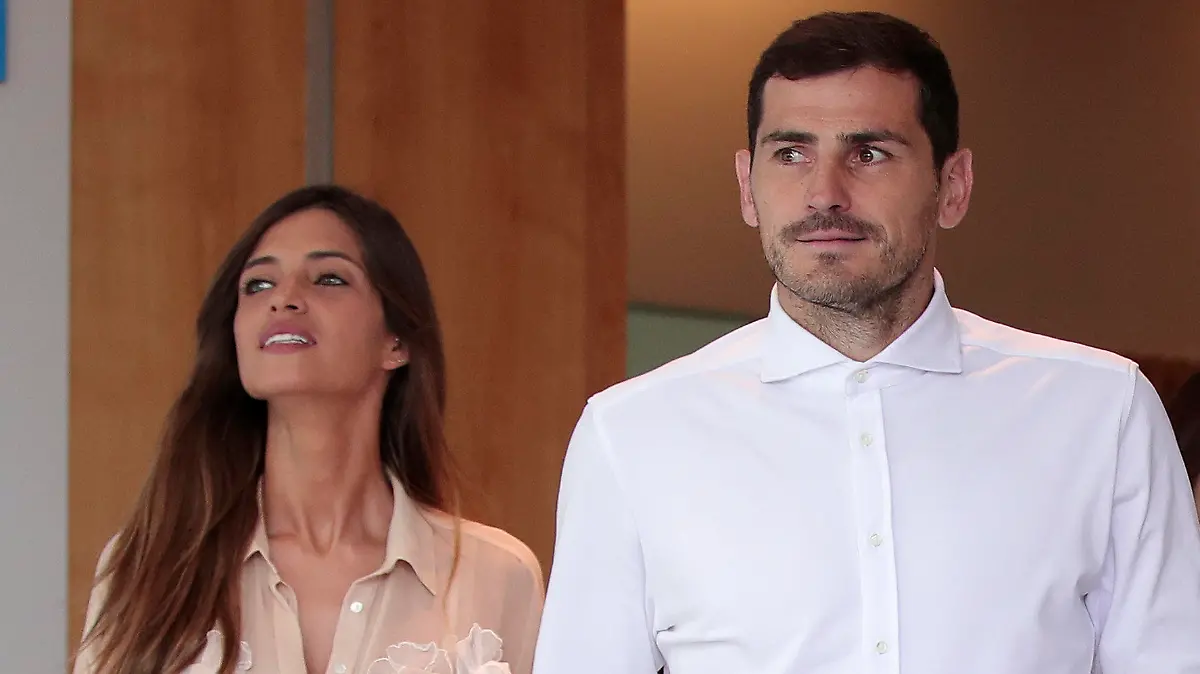 ARCHIV - 06.05.2019, Portugal, Porto: Iker Casillas, Torhüter vom FC Porto, verlässt mit seiner Frau Sara Carbonero, Journalistin aus Spanien, ein Krankenhaus. (zu dpa: «Nächster Schock für Torwart-Star Casillas: Ehefrau an Krebs erkrankt») Foto: Luis Vieira/AP/dpa +++ dpa-Bildfunk +++