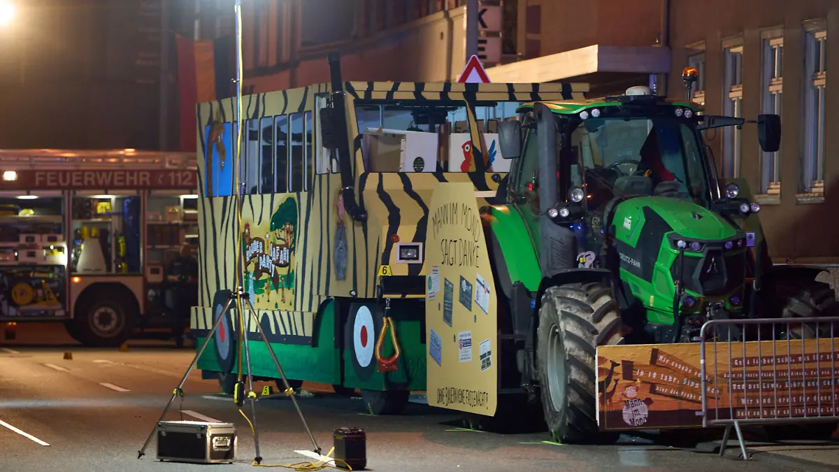 10.02.2024, Rheinland-Pfalz, St.Goarshausen: Polizeibeamte sichern Spuren an einem Karnevalswagen, nachdem ein Fußgänger überrollt worden war. Der junge Mann aus dem Rhein-Lahn-Kreis erlag im Krankenhaus seinen Verletzungen. Foto: Thomas Frey/dpa +++ dpa-Bildfunk +++