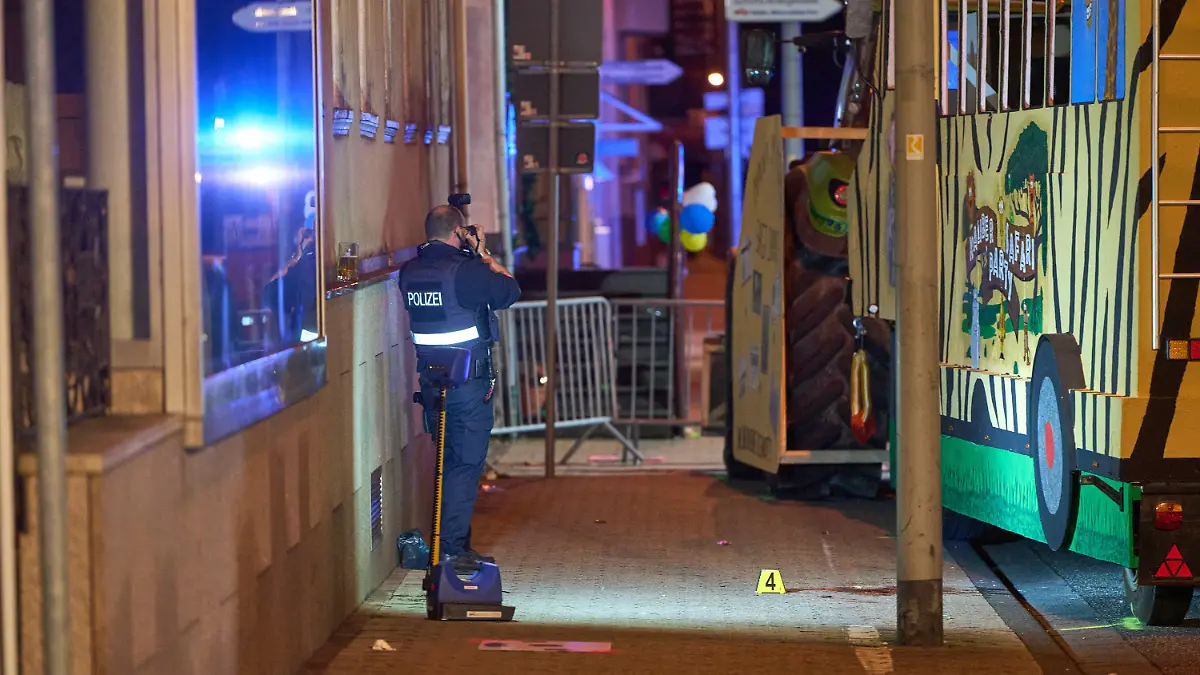10.02.2024, Rheinland-Pfalz, St.Goarshausen: Polizeibeamte sichern Spuren an einem Karnevalswagen, nachdem ein Fußgänger überrollt worden war. Der junge Mann aus dem Rhein-Lahn-Kreis erlag im Krankenhaus seinen Verletzungen. Foto: Thomas Frey/dpa +++ dpa-Bildfunk +++