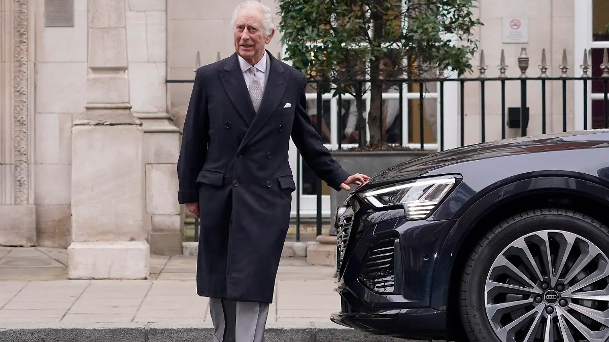 ARCHIV - 29.01.2024, Großbritannien, London: König Charles III. verlässt The London Clinic. Bei König Charles III. ist eine Krebserkrankung diagnostiziert worden. Öffentliche Termine wird das britische Staatsoberhaupt deshalb vorerst nicht wahrnehmen. Foto: Alberto Pezzali/AP/dpa +++ dpa-Bildfunk +++