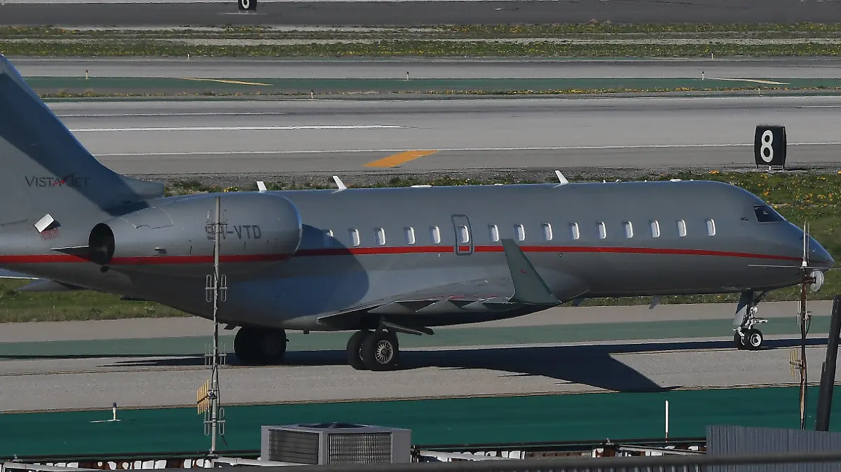 10.02.2024, USA, Los Angeles: Ein VistaJet-Privatjet mit der Bezeichnung "The Football Era" und der Hecknummer 9H-VTD, von dem Online-Detektive glauben, dass er Taylor Swift an Bord hat, kommt vom Tokioter Flughafen Haneda auf dem Los Angeles International Airport an. Pop-Superstar Taylor Swift ist nach Angaben von US-Medien in Los Angeles gelandet und sollte es ohne Probleme rechtzeitig zum Super Bowl nach Las Vegas schaffen. Wie unter anderem die «Los Angeles Times» am Samstag berichtete, sei Swift nach ihren Konzerten in Tokio in der kalifornischen Metropole angekommen. Foto: Gene Blevins/ZUMA Press Wire/dpa +++ dpa-Bildfunk +++