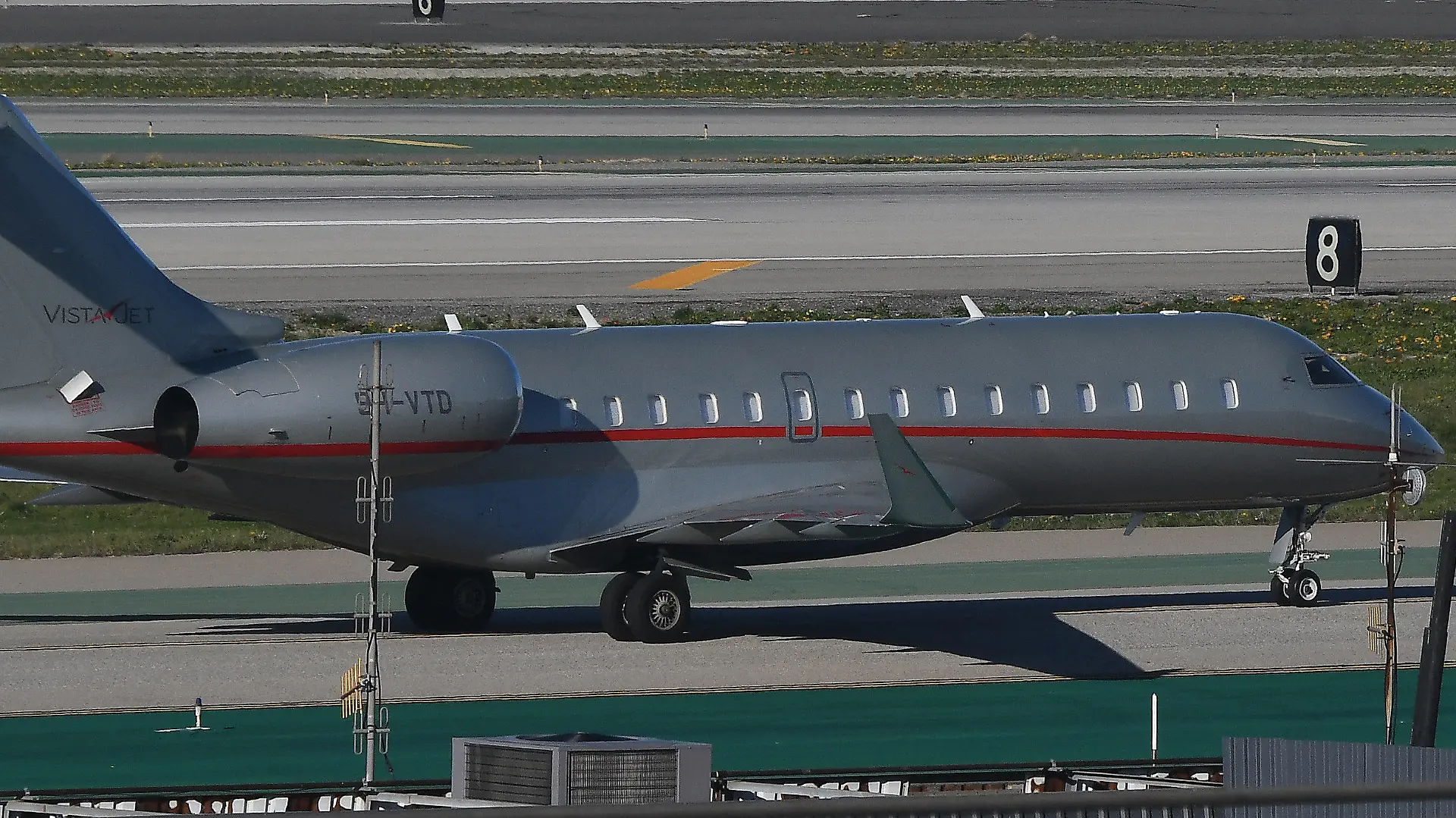 10.02.2024, USA, Los Angeles: Ein VistaJet-Privatjet mit der Bezeichnung "The Football Era" und der Hecknummer 9H-VTD, von dem Online-Detektive glauben, dass er Taylor Swift an Bord hat, kommt vom Tokioter Flughafen Haneda auf dem Los Angeles International Airport an. Pop-Superstar Taylor Swift ist nach Angaben von US-Medien in Los Angeles gelandet und sollte es ohne Probleme rechtzeitig zum Super Bowl nach Las Vegas schaffen. Wie unter anderem die «Los Angeles Times» am Samstag berichtete, sei Swift nach ihren Konzerten in Tokio in der kalifornischen Metropole angekommen. Foto: Gene Blevins/ZUMA Press Wire/dpa +++ dpa-Bildfunk +++