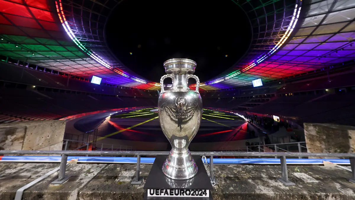 Der Siegerpokal der Fußball-Europameisterschaft 2024 (UEFA 2024) steht im Olympiastadion in Berlin. Die 17. Fußball-EM soll im Sommer 2024 mit 24 teilnehmenden Nationen in München, Berlin, Hamburg, Frankfurt, Köln, Dortmund, Gelsenkirchen, Düsseldorf, Leipzig und Stuttgart ausgetragen werden. (zu "Logo für EM 2024 inspiriert vom Berliner Olympiastadion")