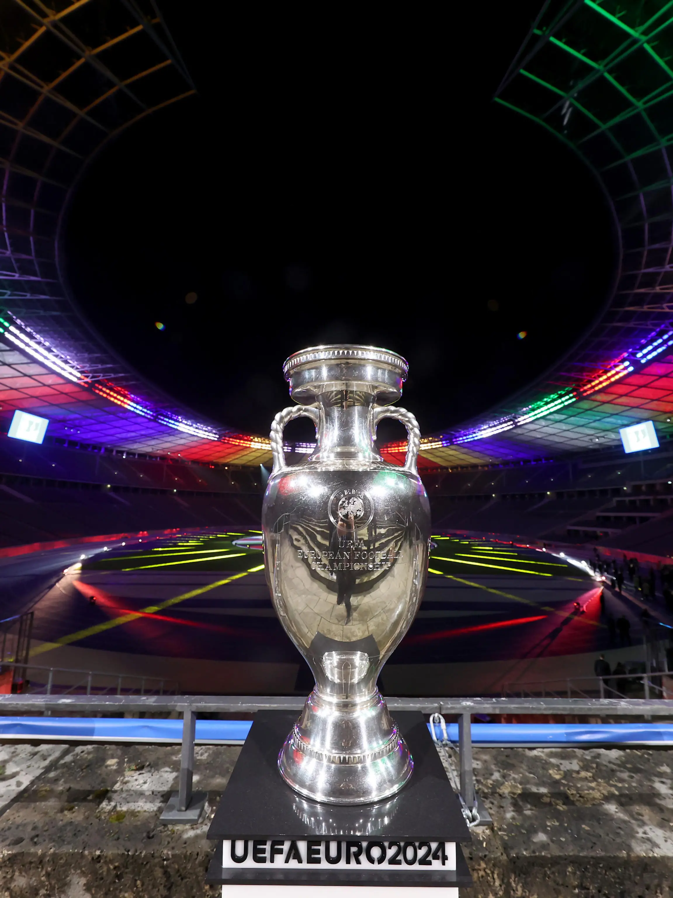Der Siegerpokal der Fußball-Europameisterschaft 2024 (UEFA 2024) steht im Olympiastadion in Berlin. Die 17. Fußball-EM soll im Sommer 2024 mit 24 teilnehmenden Nationen in München, Berlin, Hamburg, Frankfurt, Köln, Dortmund, Gelsenkirchen, Düsseldorf, Leipzig und Stuttgart ausgetragen werden. (zu "Logo für EM 2024 inspiriert vom Berliner Olympiastadion")