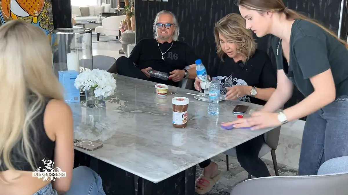 In Dubai macht Carmen Geiss ihrem Ärger über die mangelnde Hausarbeitshilfe ihrer Familie mal ordentlich Luft.