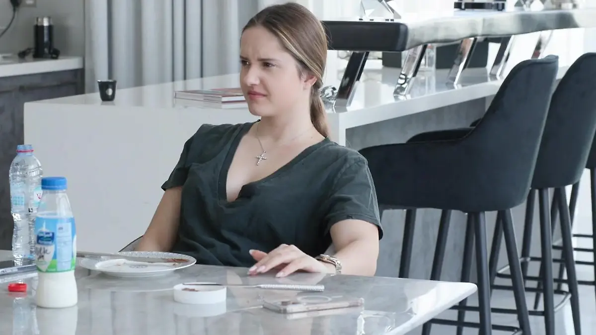Für Mama Carmen keine Hilfe im Haushalt? Diesen Schuh zieht sich Davina Geiss ganz bestimmt nicht an.