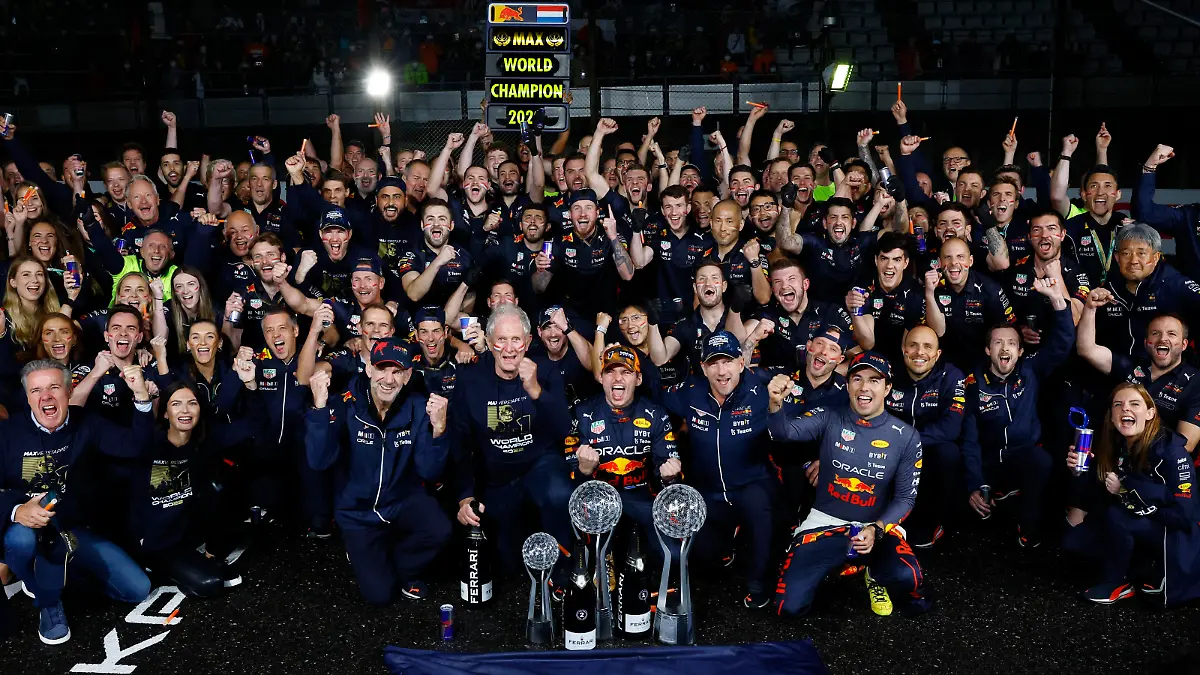 Formula One F1 - Japanese Grand Prix - Suzuka Circuit, Suzuka, Japan - October 9, 2022 Red Bull's Max Verstappen celebrates winning the race and the championship with Red Bull Team Principal Christian Horner, chief technology officer Adrian Newey, advisor Helmut Marko, Red Bull's Sergio Perez and the team after the race REUTERS/Kim Kyung-Hoon