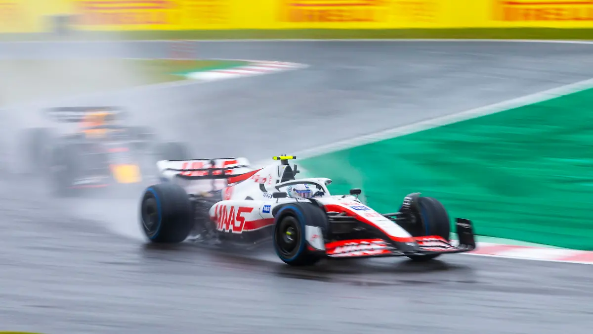  Formula 1 2022: Japanese GP SUZUKA, JAPAN - OCTOBER 09: Mick Schumacher, Haas VF-22 , leads Sergio Perez, Red Bull Racing RB18 during the Japanese GP at Suzuka on Sunday October 09, 2022 in Suzuka, Japan. Photo by Sam Bloxham / LAT Images Images PUBLICATIONxINxGERxSUIxAUTxHUNxONLY GP2218_072920_V6A5579