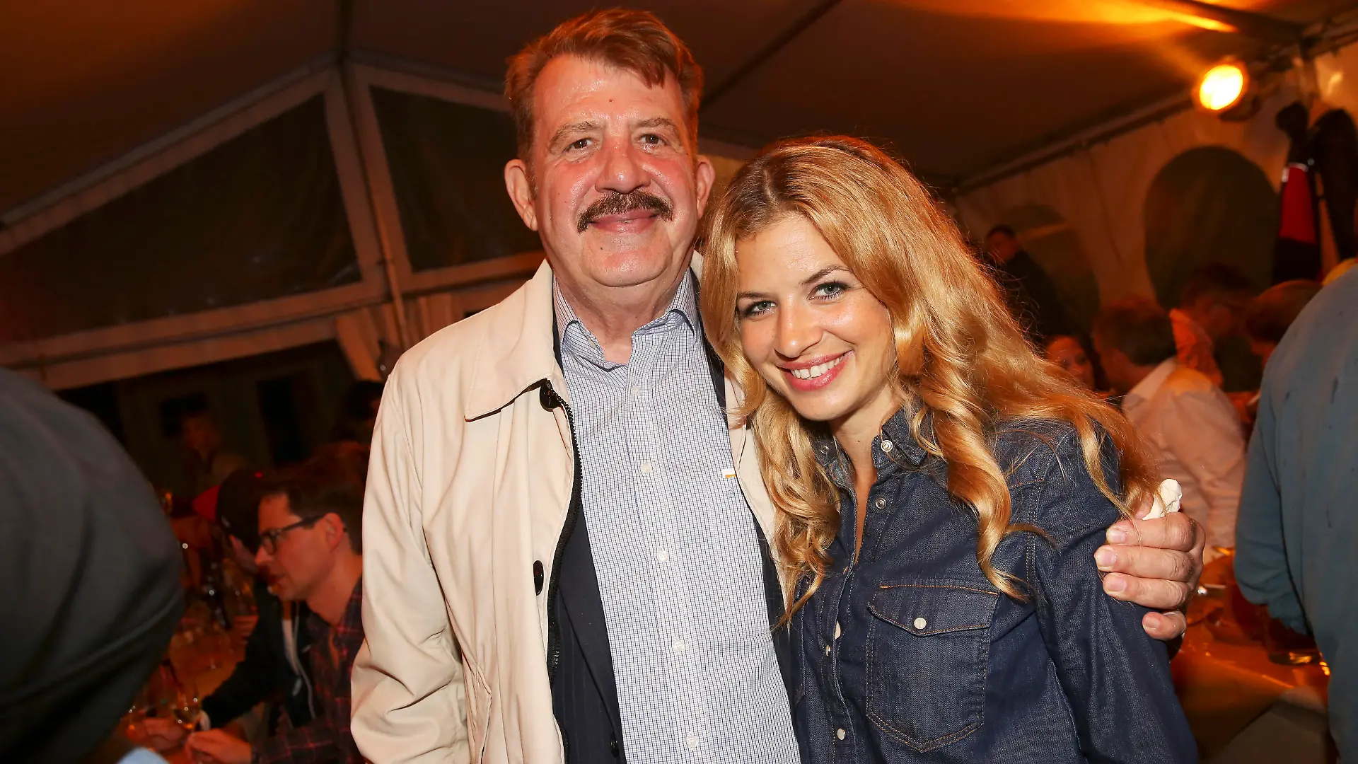 Susan Sideropoulos mit Vater Pierro Sideropoulos bei der Premiere von 'Der Schatz im Silbersee' bei den Karl-May-Spielen Bad Segeberg im Freilichttheater am Kalkberg. Bad Segeberg, 25.06.2016
