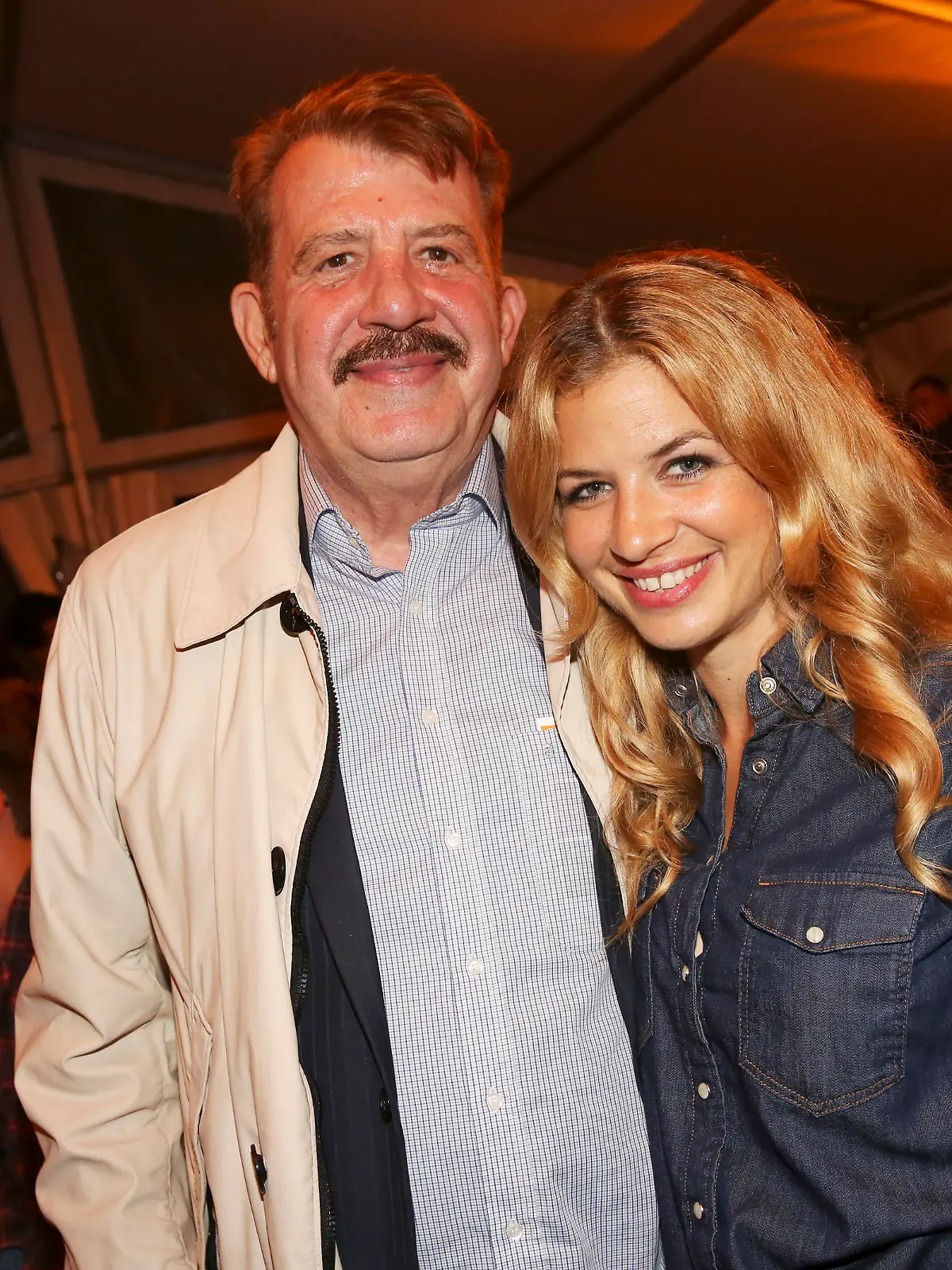 Susan Sideropoulos mit Vater Pierro Sideropoulos bei der Premiere von 'Der Schatz im Silbersee' bei den Karl-May-Spielen Bad Segeberg im Freilichttheater am Kalkberg. Bad Segeberg, 25.06.2016
