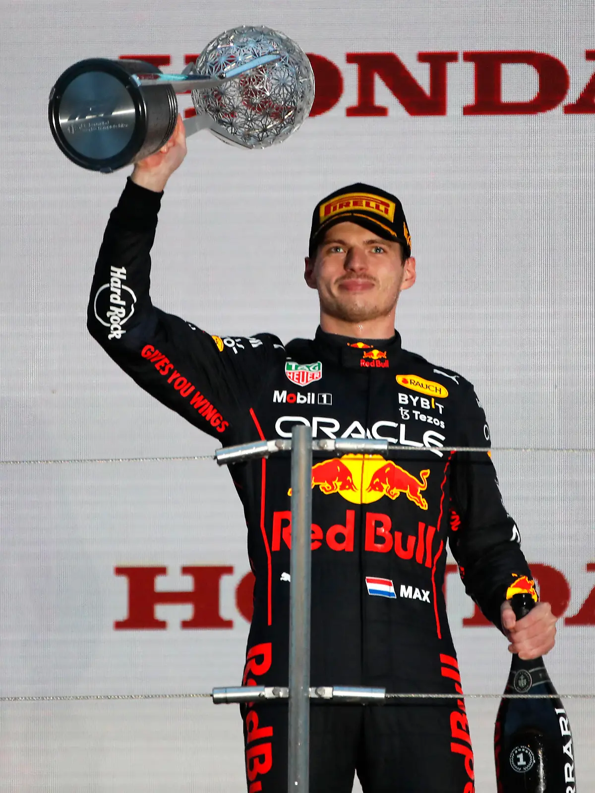 Formula 1 2022: Japanese GP SUZUKA, JAPAN - OCTOBER 09: Max Verstappen, Red Bull Racing, 1st position, lifts the winners trophy during the Japanese GP at Suzuka on Sunday October 09, 2022 in Suzuka, Japan. Photo by Zak Mauger / LAT Images Images PUBLICATIONxINxGERxSUIxAUTxHUNxONLY GP2218_082655_54I0437 