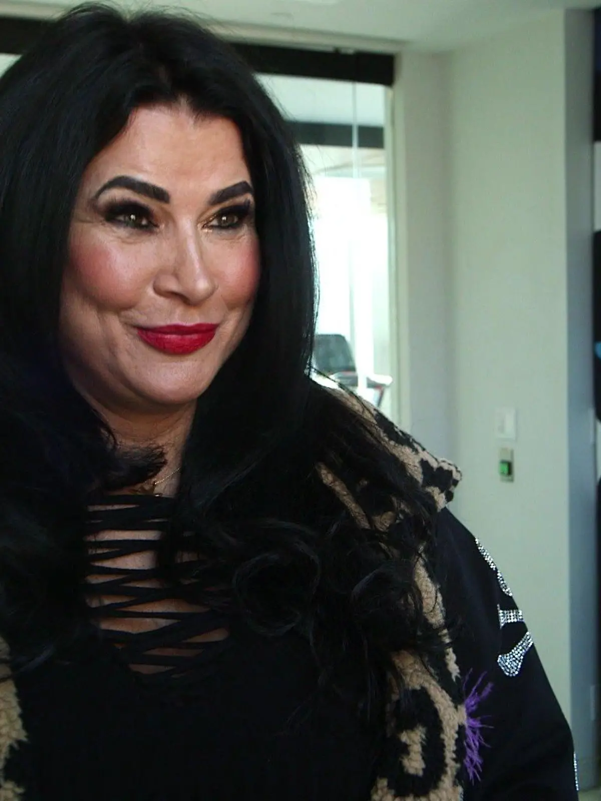 „JETZT ist immer der richtige Zeitpunkt zum Neuanfangen!“

Das sagt Iris Klein (56) jetzt ganz offen im Interview. Es ist das, was ihr neues Partner-Tattoo aussagen soll und das, was sie nach der Trennung von ihrem „Mr. T“ nun am meisten beherzigt. RTL hat die Influencerin in New York auf der Fashion Week getroffen und mal nachgehakt, wie das Modeln läuft und wie es ihr als Single geht.