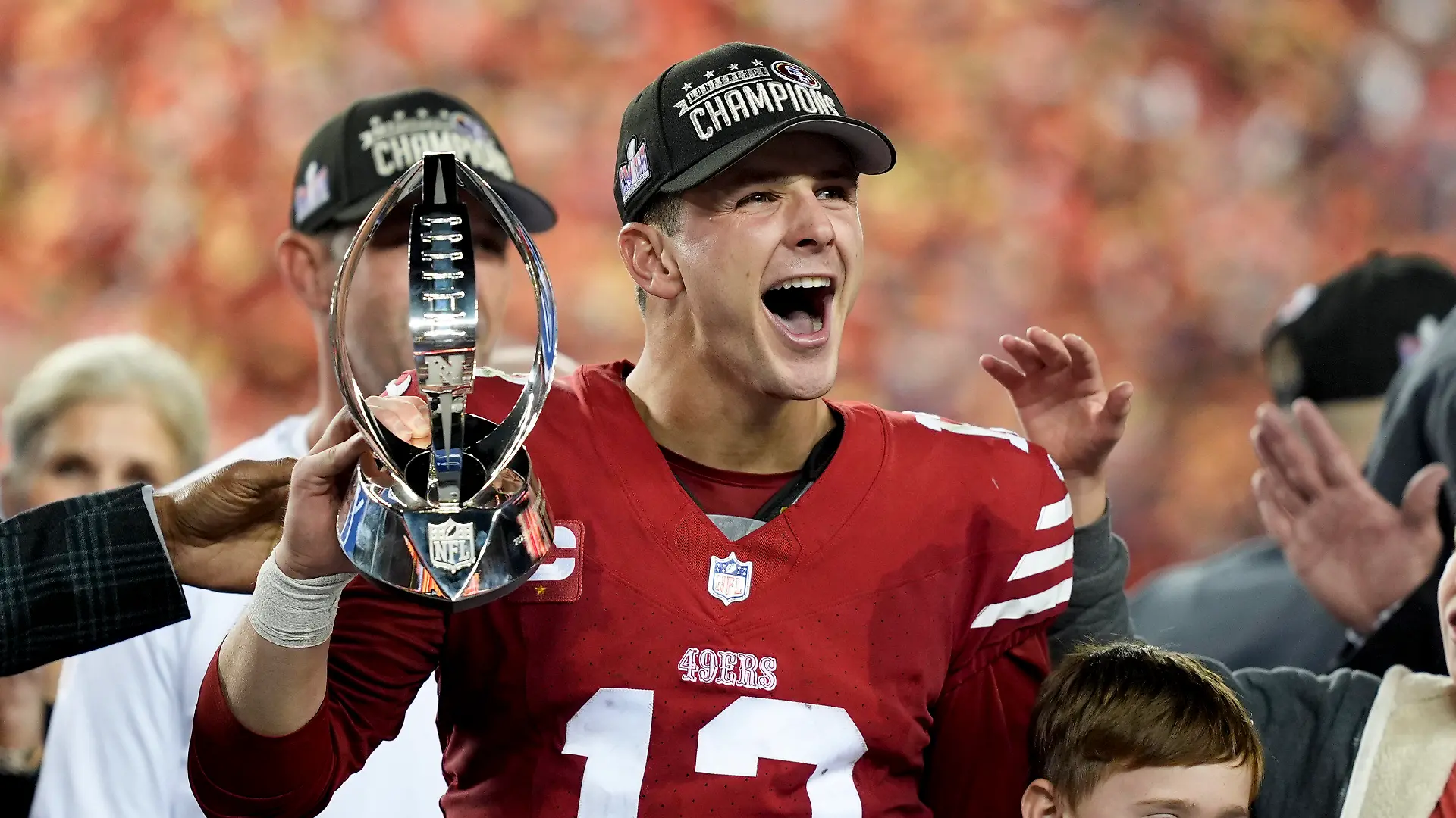 ARCHIV - 28.01.2024, USA, Santa Clara: American Football: Profiliga NFL, San Francisco 49ers - Detroit Lions; NFC Championship; Play-off-Runde, Halbfinale: San Francisco 49ers Quarterback Brock Purdy feiert mit der Trophäe nach dem Sieg. (zu dpa: «Groß, größer, Super Bowl in Las Vegas: NFL vor XXL-Spektakel») Foto: David J. Phillip/AP/dpa +++ dpa-Bildfunk +++