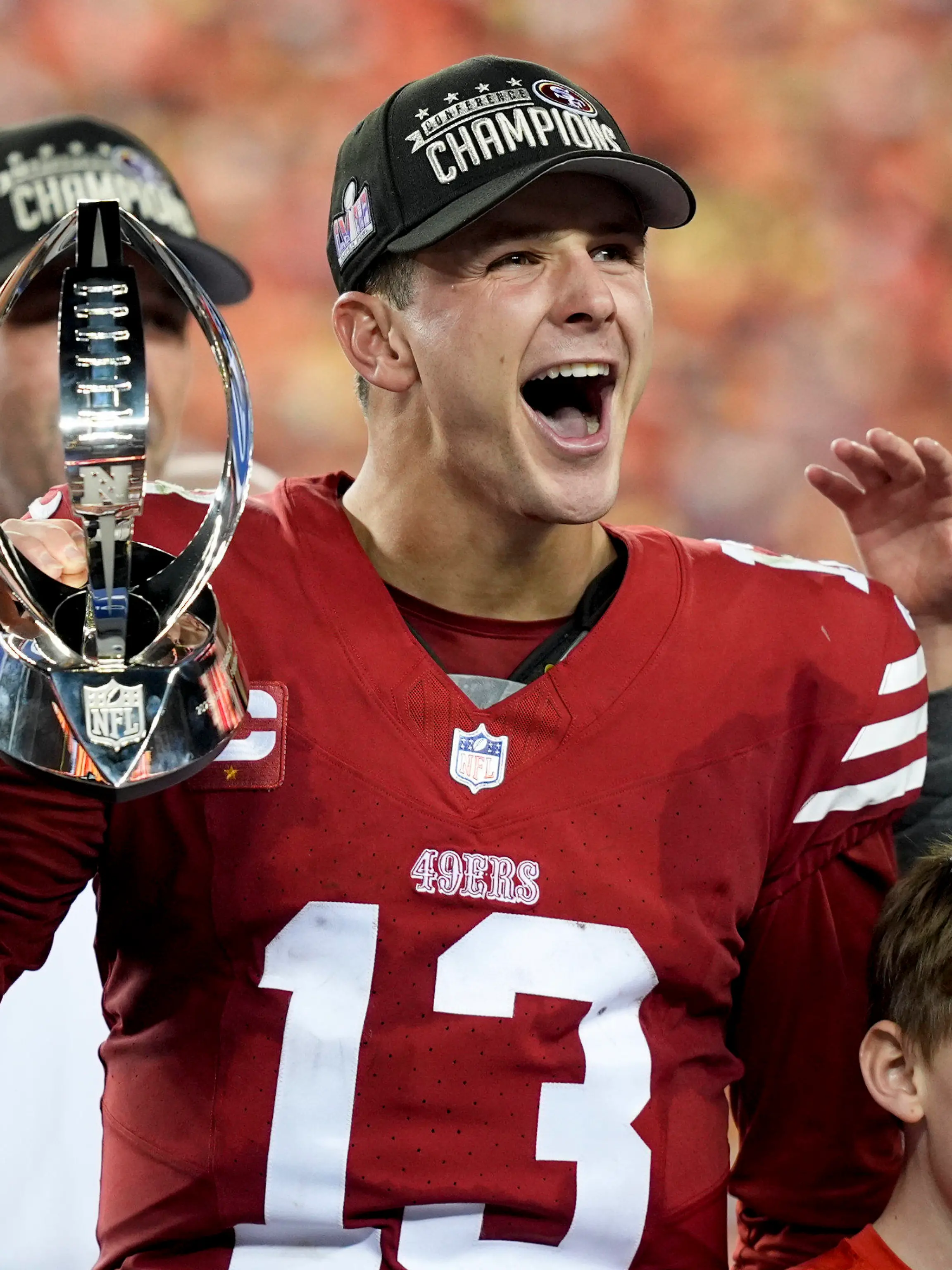 ARCHIV - 28.01.2024, USA, Santa Clara: American Football: Profiliga NFL, San Francisco 49ers - Detroit Lions; NFC Championship; Play-off-Runde, Halbfinale: San Francisco 49ers Quarterback Brock Purdy feiert mit der Trophäe nach dem Sieg. (zu dpa: «Groß, größer, Super Bowl in Las Vegas: NFL vor XXL-Spektakel») Foto: David J. Phillip/AP/dpa +++ dpa-Bildfunk +++