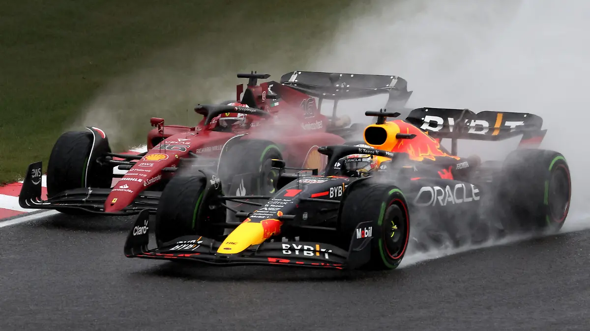  Formula 1 2022: Japanese GP SUZUKA, JAPAN - OCTOBER 09: Max Verstappen, Red Bull Racing RB18, battles with Charles Leclerc, Ferrari F1-75, for the lead at the start during the Japanese GP at Suzuka on Sunday October 09, 2022 in Suzuka, Japan. Photo by Steve Etherington / LAT Images Images PUBLICATIONxINxGERxSUIxAUTxHUNxONLY GP2218_060316SNE51120