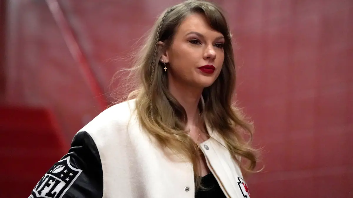 ARCHIV - 31.12.2023, USA, Kansas City: Taylor Swift betritt das Arrowhead Stadium vor dem Beginn eines NFL-Footballspiels der Kansas City Chiefs. Pop-Superstar Taylor Swift ist nach Angaben von US-Medien in Los Angeles gelandet und sollte es ohne Probleme rechtzeitig zum Super Bowl nach Las Vegas schaffen. Wie unter anderem die «Los Angeles Times» am Samstag berichtete, sei Swift nach ihren Konzerten in Tokio in der kalifornischen Metropole angekommen. Foto: Ed Zurga/AP/dpa +++ dpa-Bildfunk +++