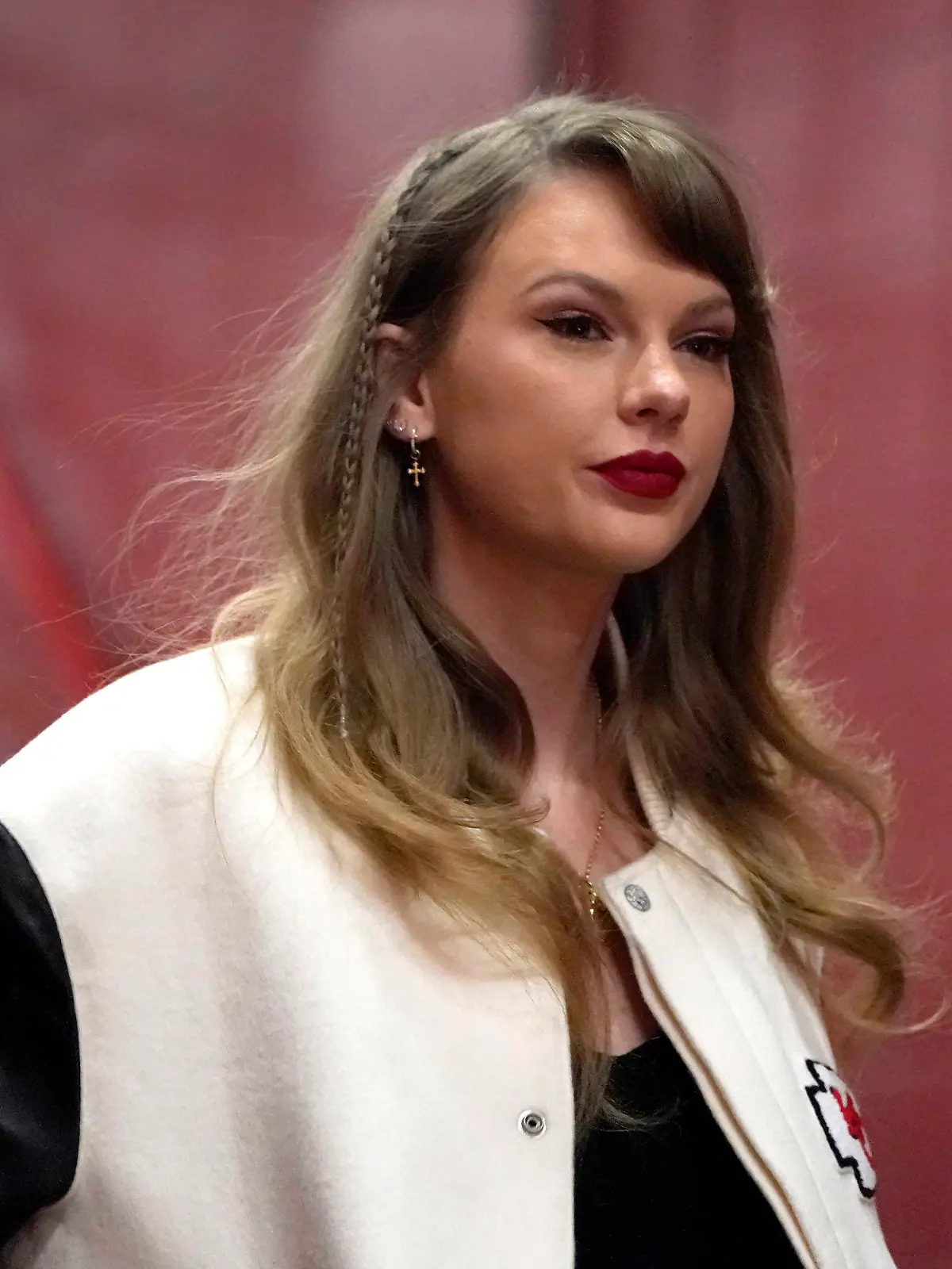 ARCHIV - 31.12.2023, USA, Kansas City: Taylor Swift betritt das Arrowhead Stadium vor dem Beginn eines NFL-Footballspiels der Kansas City Chiefs. Pop-Superstar Taylor Swift ist nach Angaben von US-Medien in Los Angeles gelandet und sollte es ohne Probleme rechtzeitig zum Super Bowl nach Las Vegas schaffen. Wie unter anderem die «Los Angeles Times» am Samstag berichtete, sei Swift nach ihren Konzerten in Tokio in der kalifornischen Metropole angekommen. Foto: Ed Zurga/AP/dpa +++ dpa-Bildfunk +++