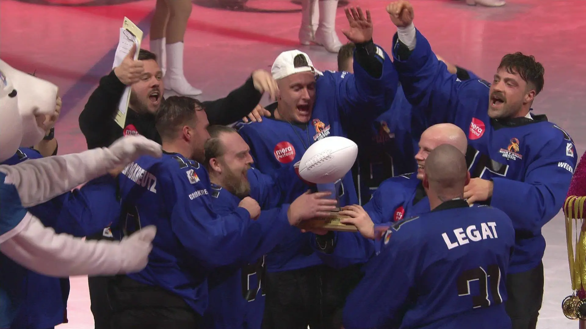 Die "Westside Wessis" holen sich die Trophäe!