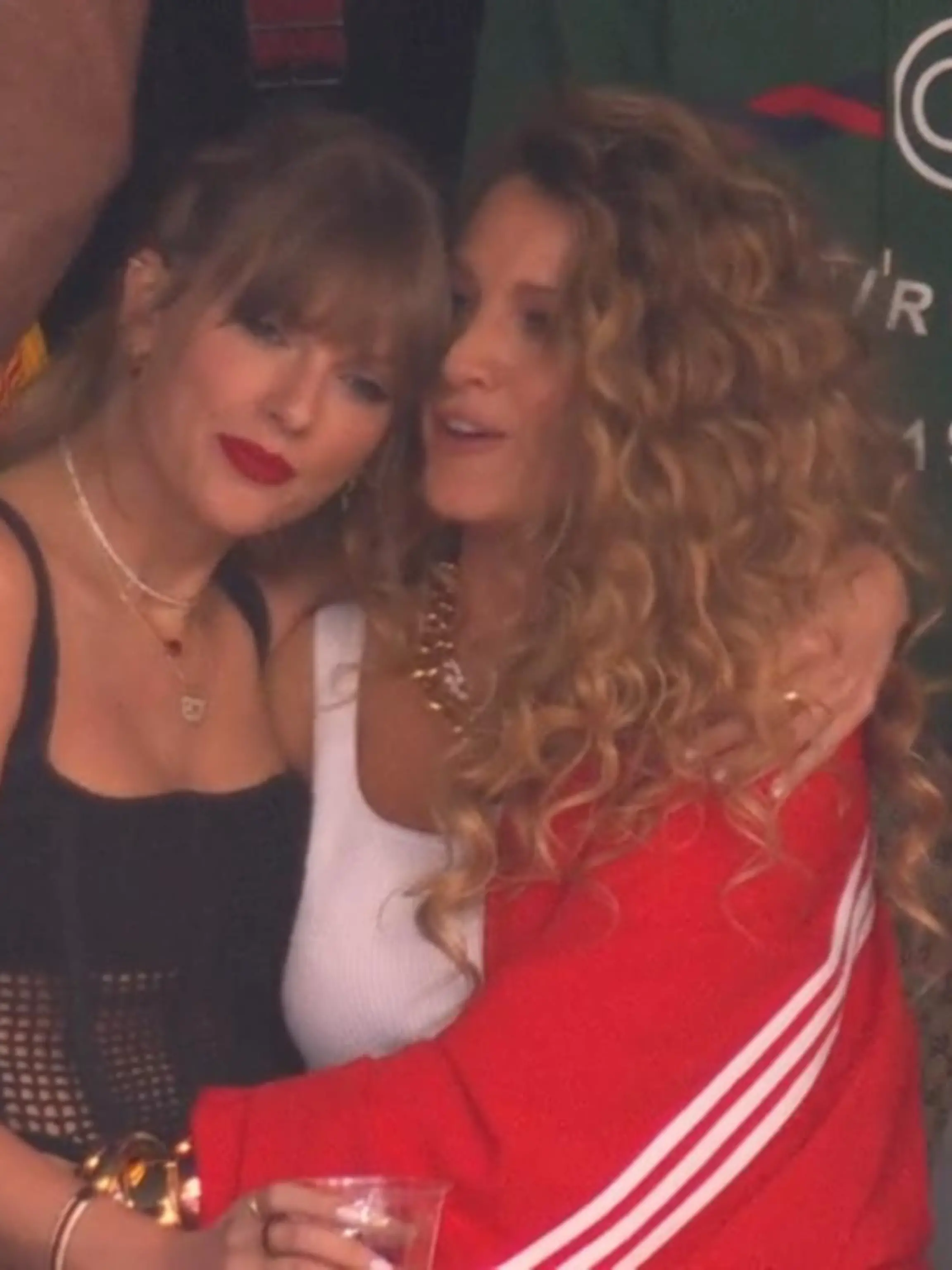 Alles ist angerichtet! Minuten vor dem Kickoff des Super Bowl stimmt Rapper Post Malone sowohl Publikum als auch Spieler ein – und sorgt mit einer berührenden Gesangseinlage für den ersten Gänsehaut-Moment der Nacht. Auch Taylor Swift genießt den Moment und kuschelt süß mit einer Freundin.