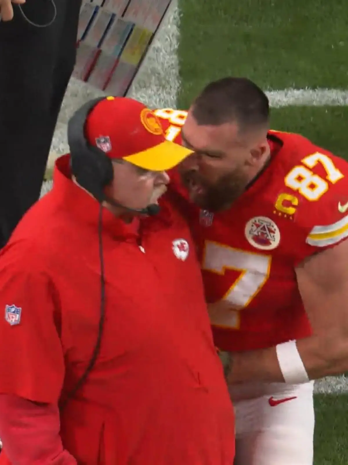Bild zu: "Kelce geht auf seinen Trainer los"