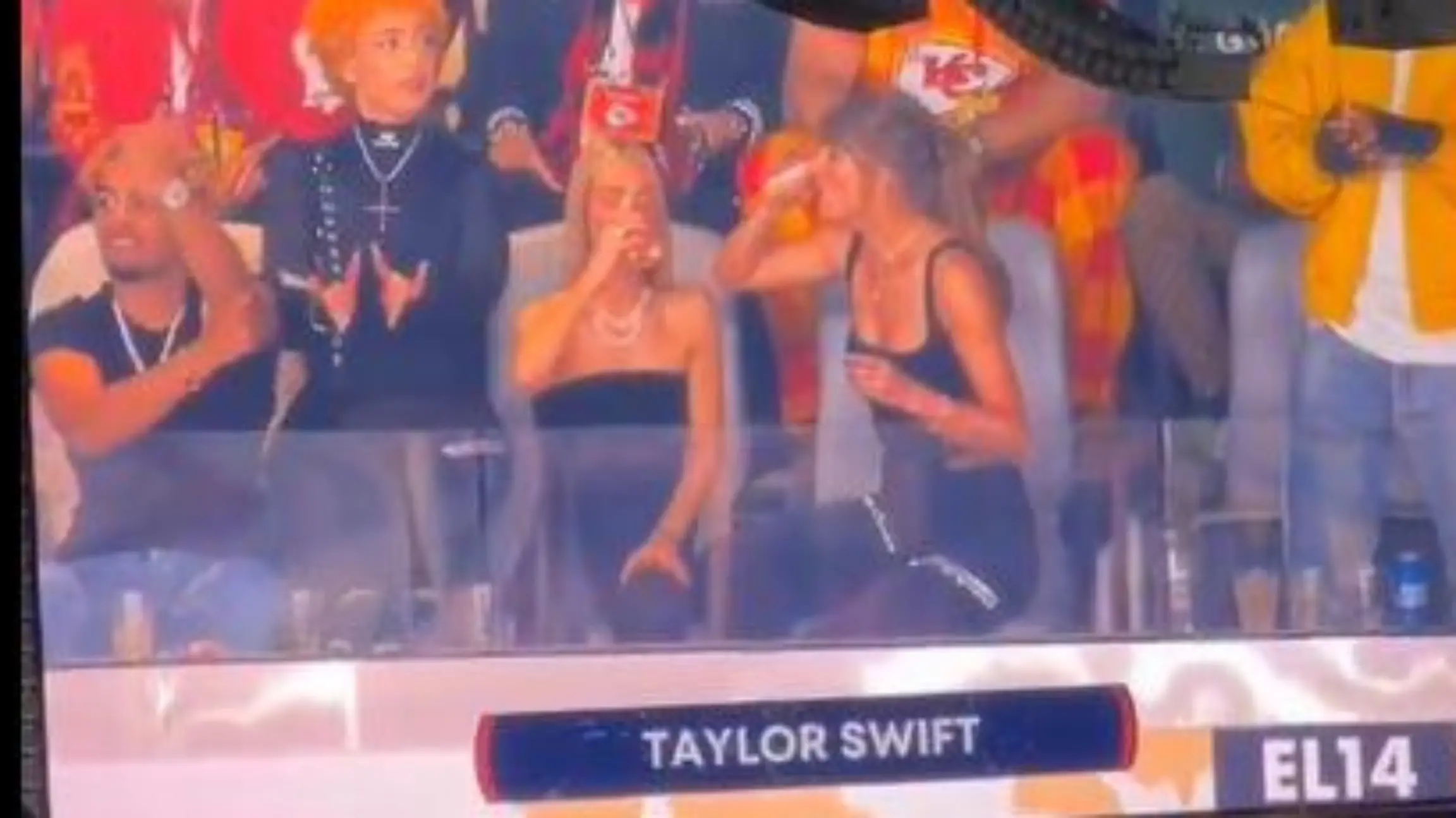 Taylor Swift ext Bier beim Super Bowl