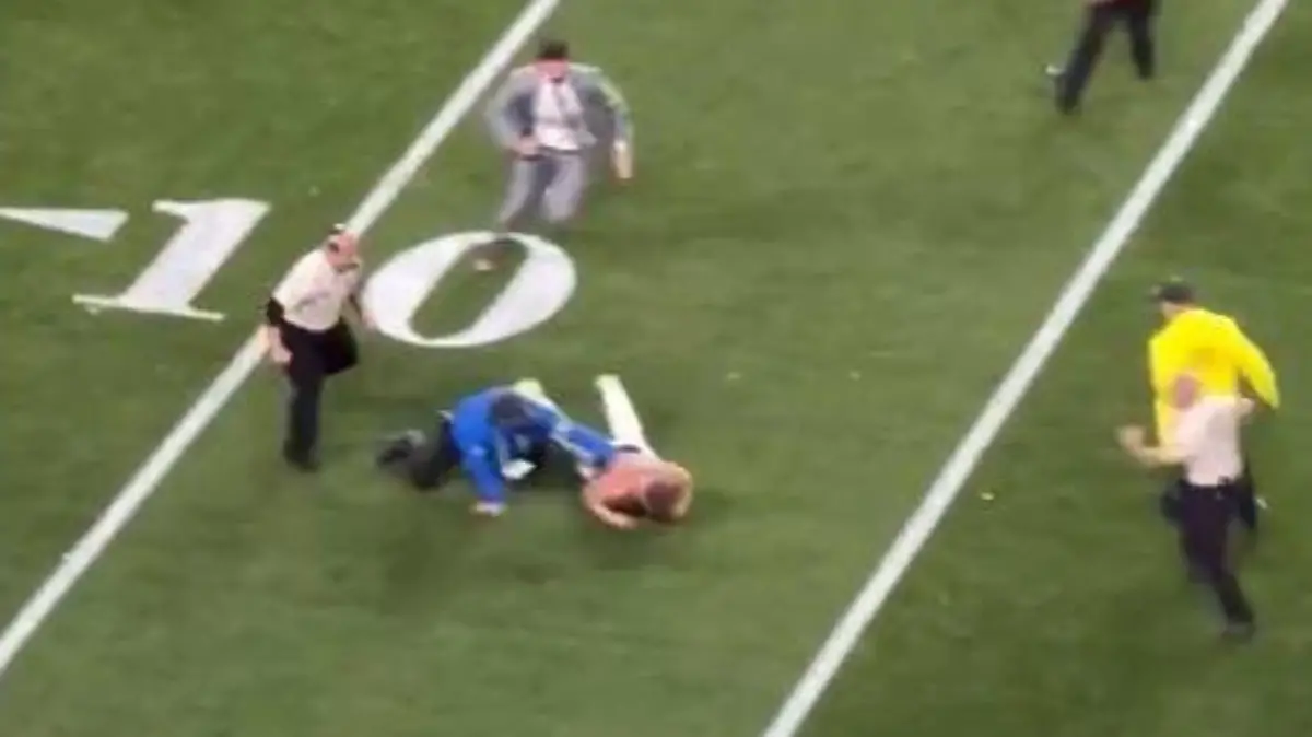 Flitzer schafft es beim Super Bowl aufs Feld