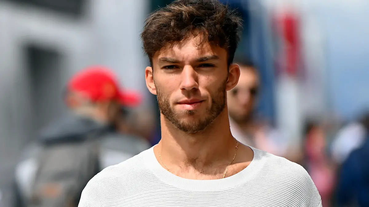 31.07.2022, Ungarn, Mogyorod: Motorsport: Formel-1-Weltmeisterschaft, Grand Prix von Ungarn, Rennen: Pierre Gasly aus Frankreich vom Team Alpha Tauri geht durch das Fahrerlager. (zu dpa: «Formel 1: Gasly wechselt zu Alpine - Alpha Tauri holt de Vries») Foto: Anna Szilagyi/AP/dpa +++ dpa-Bildfunk +++