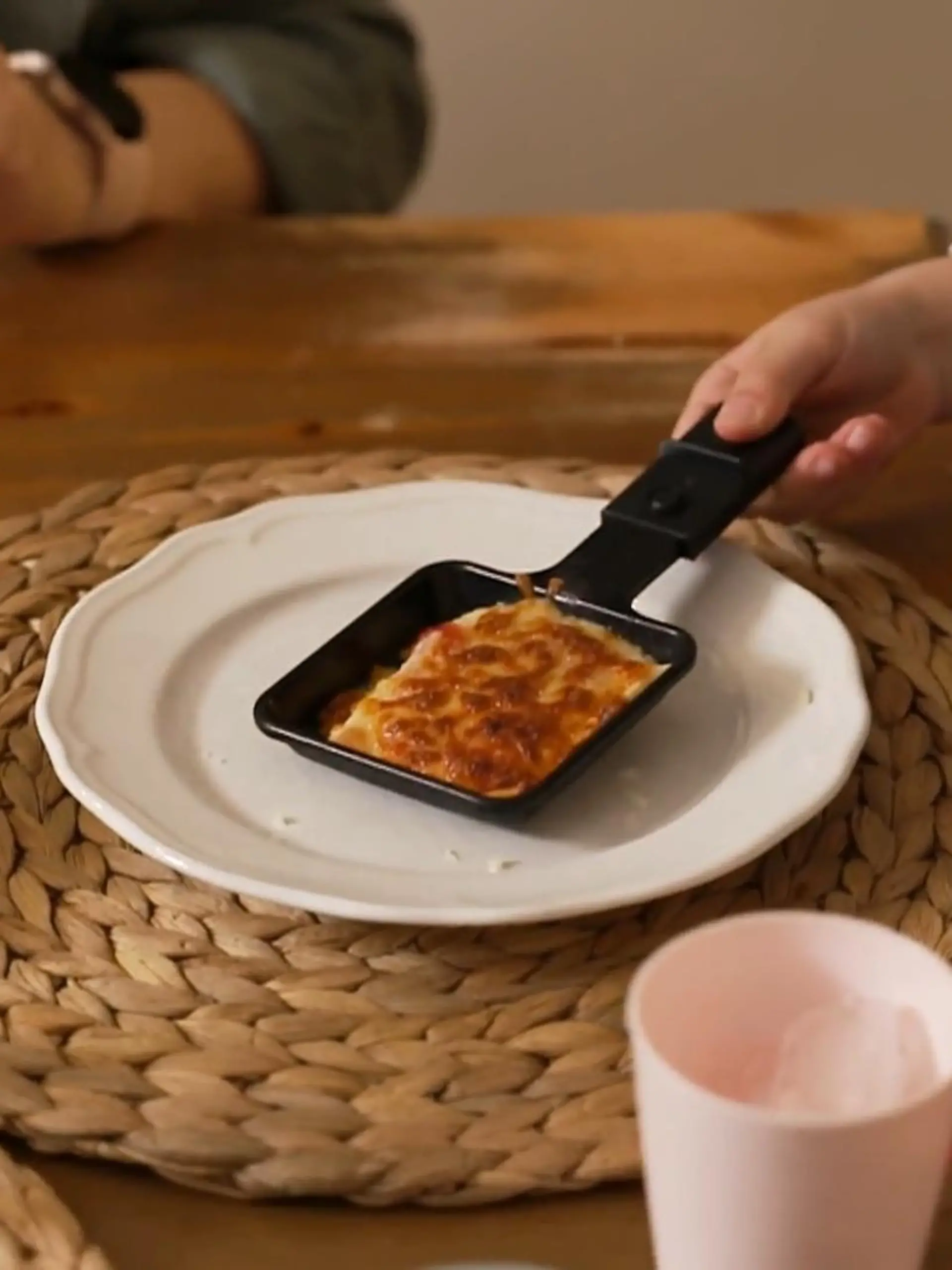 TikTok, Instagram und Co. sind voll mit solchen kreativen Rezepten. Angeblich geht es immer ganz schnell und einfach UND soll auch noch schmecken! Aber stimmt das? Steht die Anzahl der Likes wirklich dafür, dass man hier ein gutes Pizza-Rezept hat? Und wie steht es um die Mengenangaben? Die Freundinnen Heidi und Hala mit ihren Kindern haben für uns angesagte Rezepte aus dem Internet getestet. Welche überzeugen und welche so floppt, dass Mama das Essen sogar verbietet, seht ihr im Video.