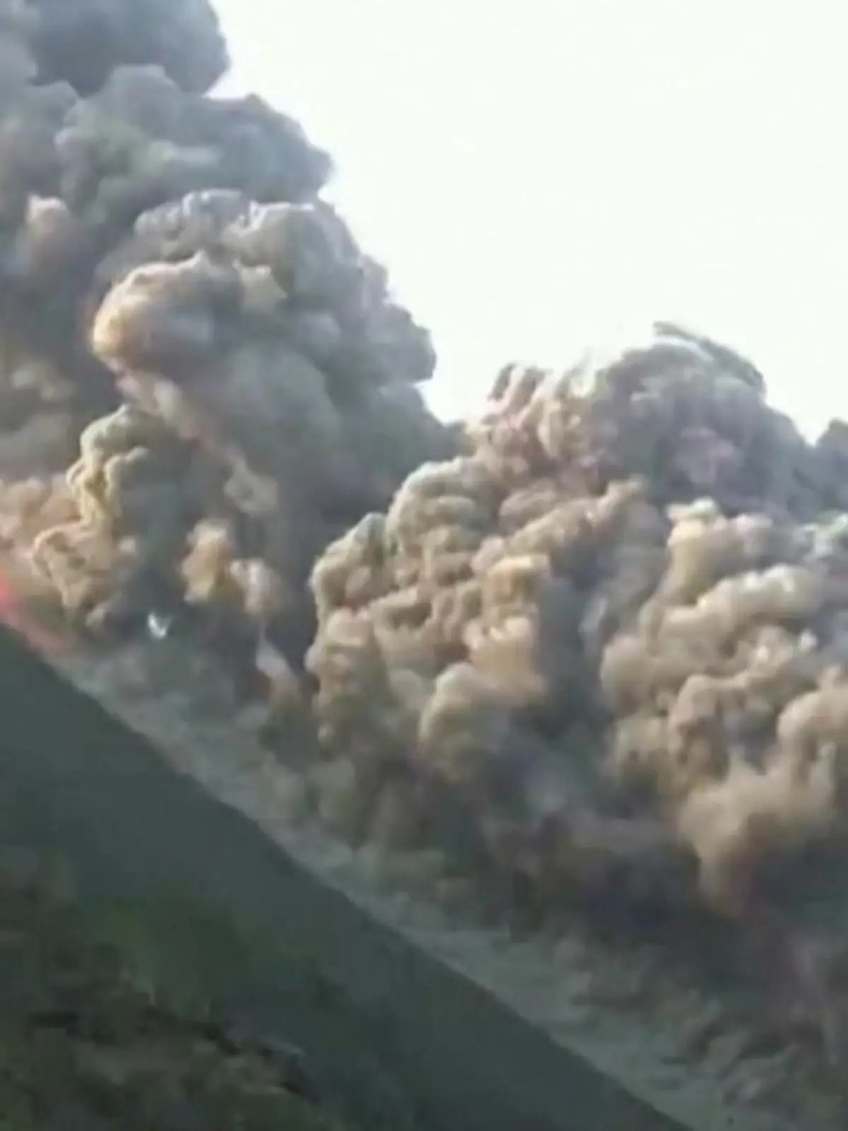 Der Stromboli ist einer der aktivsten Vulkane der Erde. Der Vulkan sorgt für eine große Rauchwolke über der gleichnamigen Insel.