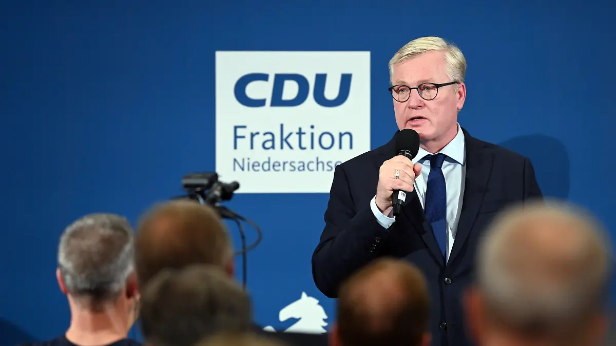 dpatopbilder - 09.10.2022, Niedersachsen, Hannover: Bernd Althusmann, CDU-Spitzenkandidat, spricht nach Bekanntgabe erster Prognosen zur Landtagswahl in Niedersachsen in den Fraktionsräumen der CDU im niedersächsischen Landtag zu den Anhängern. Foto: Hauke-Christian Dittrich/dpa +++ dpa-Bildfunk +++