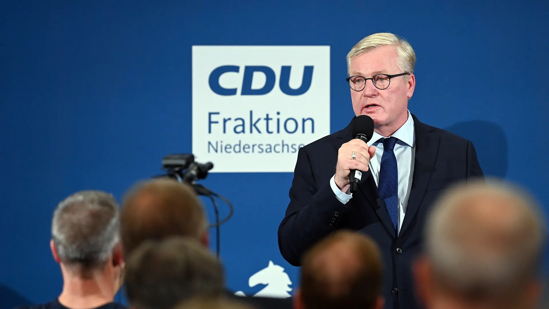 dpatopbilder - 09.10.2022, Niedersachsen, Hannover: Bernd Althusmann, CDU-Spitzenkandidat, spricht nach Bekanntgabe erster Prognosen zur Landtagswahl in Niedersachsen in den Fraktionsräumen der CDU im niedersächsischen Landtag zu den Anhängern. Foto: Hauke-Christian Dittrich/dpa +++ dpa-Bildfunk +++