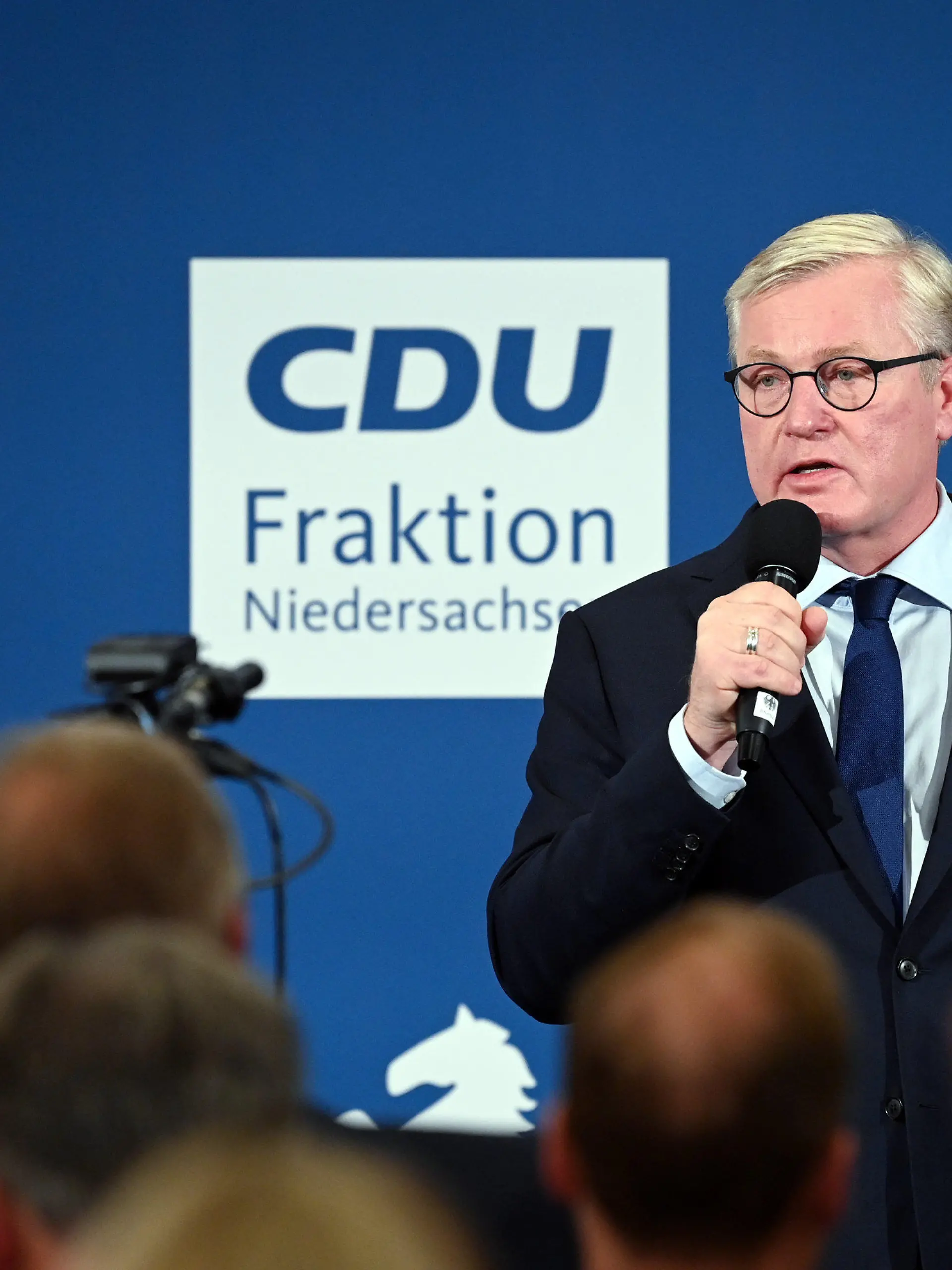 dpatopbilder - 09.10.2022, Niedersachsen, Hannover: Bernd Althusmann, CDU-Spitzenkandidat, spricht nach Bekanntgabe erster Prognosen zur Landtagswahl in Niedersachsen in den Fraktionsräumen der CDU im niedersächsischen Landtag zu den Anhängern. Foto: Hauke-Christian Dittrich/dpa +++ dpa-Bildfunk +++