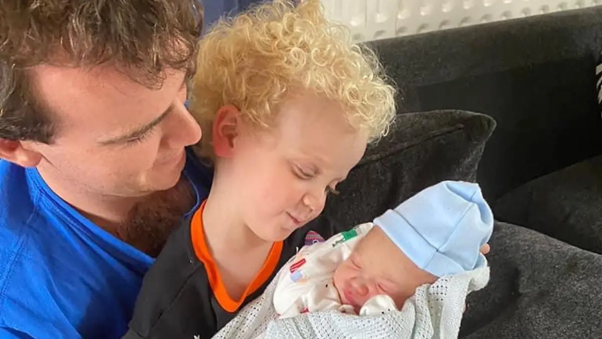 Bruder Monty mit seinem kleinen Bruder Perseus und Papa Tom.