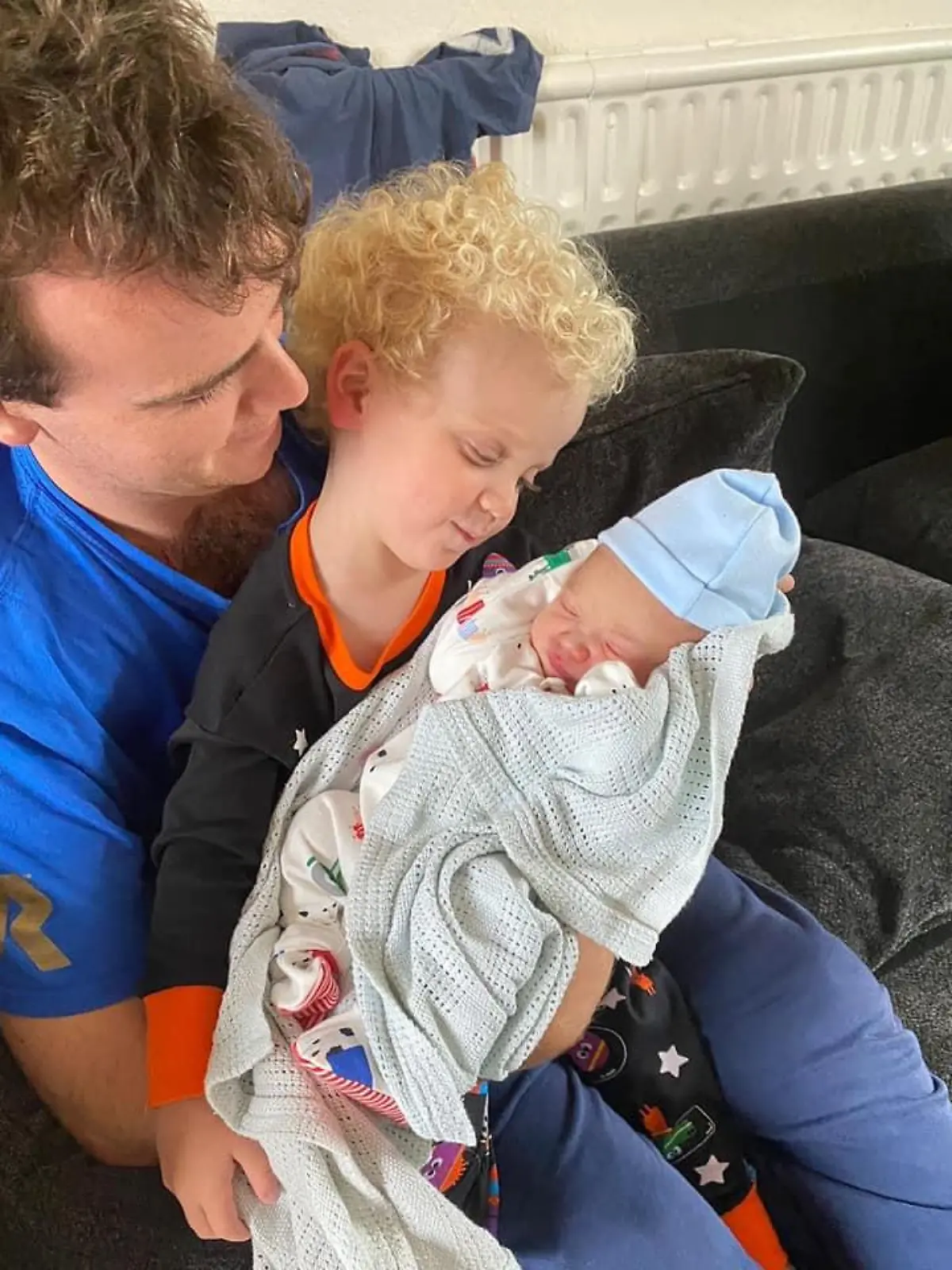Bruder Monty mit seinem kleinen Bruder Perseus und Papa Tom.