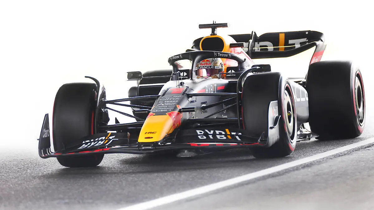 Formula 1 2022: Japanese GP SUZUKA, JAPAN - OCTOBER 08: Max Verstappen, Red Bull Racing RB18 during the Japanese GP at Suzuka on Saturday October 08, 2022 in Suzuka, Japan. Photo by Steven Tee / LAT Images Images PUBLICATIONxINxGERxSUIxAUTxHUNxONLY GP2218_040133_67A1443 
