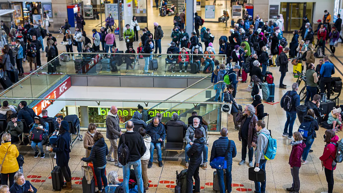 08.10.2022, Niedersachsen, Hannover: Reisende warten auf ihre Züge im Hauptbahnhof Hannover, nachdem der Fernverkehr in Norddeutschland zum Erliegen gekommen ist. Eine technische Störung führt nach Angaben der Deutschen Bahn in Norddeutschland derzeit zum kompletten Stillstand im Fernverkehr. Betroffen seien alle ICE- sowie IC- und EC-Züge in Norddeutschland, teilte die Bahn am Samstagmorgen mit. Foto: Moritz Frankenberg/dpa - ACHTUNG: Nur zur redaktionellen Verwendung im Zusammenhang mit einer Berichterstattung über (die Sendung/den Film/die Auktion/die Ausstellung/das Buch) und nur mit vollständiger Nennung des vorstehenden Credits +++ dpa-Bildfunk +++