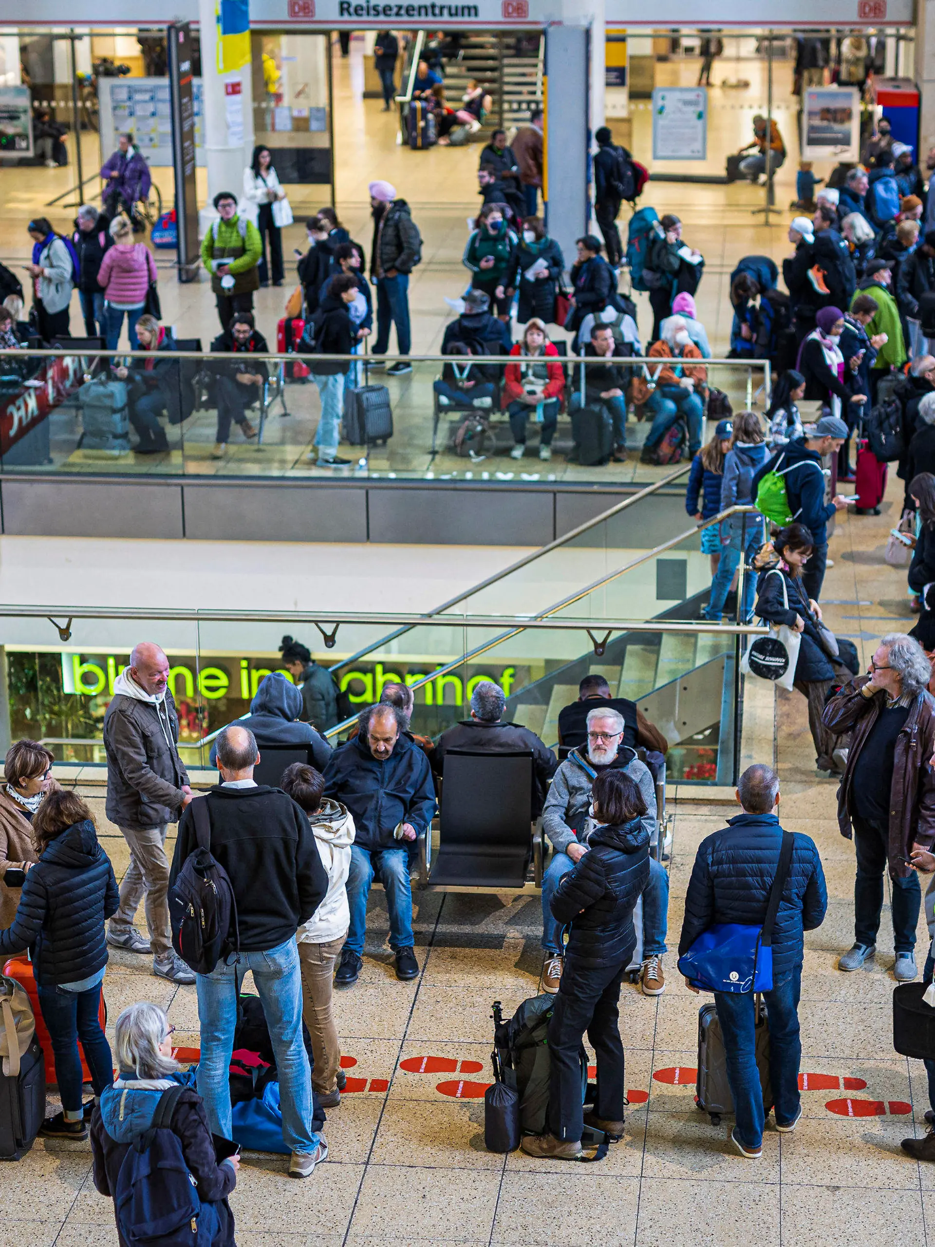 08.10.2022, Niedersachsen, Hannover: Reisende warten auf ihre Züge im Hauptbahnhof Hannover, nachdem der Fernverkehr in Norddeutschland zum Erliegen gekommen ist. Eine technische Störung führt nach Angaben der Deutschen Bahn in Norddeutschland derzeit zum kompletten Stillstand im Fernverkehr. Betroffen seien alle ICE- sowie IC- und EC-Züge in Norddeutschland, teilte die Bahn am Samstagmorgen mit. Foto: Moritz Frankenberg/dpa - ACHTUNG: Nur zur redaktionellen Verwendung im Zusammenhang mit einer Berichterstattung über (die Sendung/den Film/die Auktion/die Ausstellung/das Buch) und nur mit vollständiger Nennung des vorstehenden Credits +++ dpa-Bildfunk +++