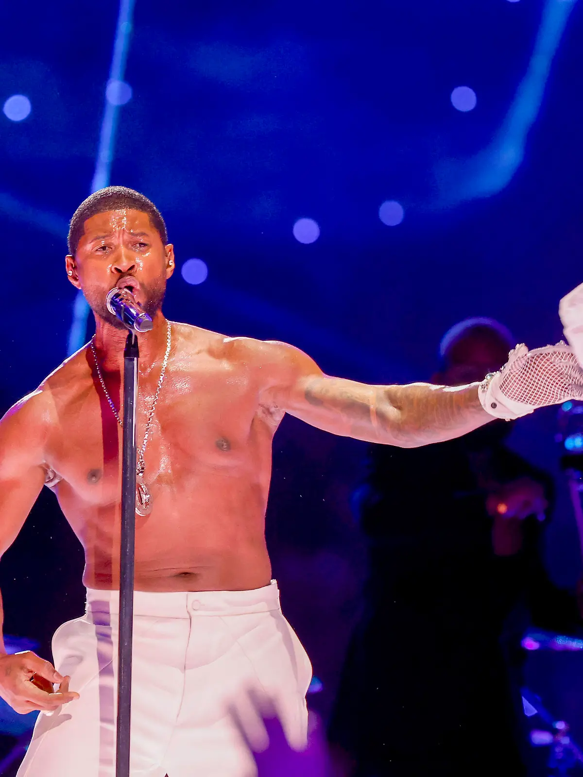 Super Bowl LVIII Halftime Show headliner Usher performs without his shirt at Allegiant Stadium in Las Vegas, Nevada, on Sunday, February 11, 2024. PUBLICATIONxINxGERxSUIxAUTxHUNxONLY SBP20240211167 JohnxAngelillo