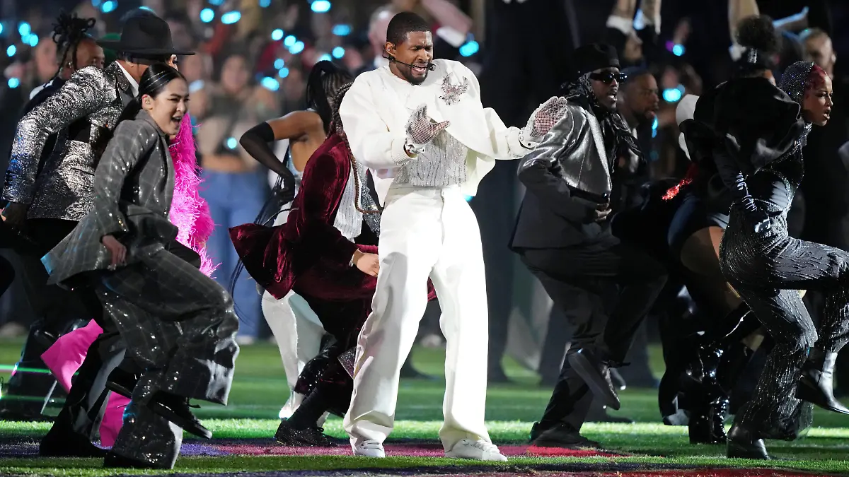 NFL, American Football Herren, USA Super Bowl LVIII-San Francisco 49ers at Kansas City Chiefs Feb 11, 2024 Paradise, Nevada, USA Recording artist Usher performs during the halftime show of Super Bowl LVIII at Allegiant Stadium. Paradise Allegiant Stadium Nevada USA, EDITORIAL USE ONLY PUBLICATIONxINxGERxSUIxAUTxONLY Copyright: xKirbyxLeex 20240211_jcd_al2_0203