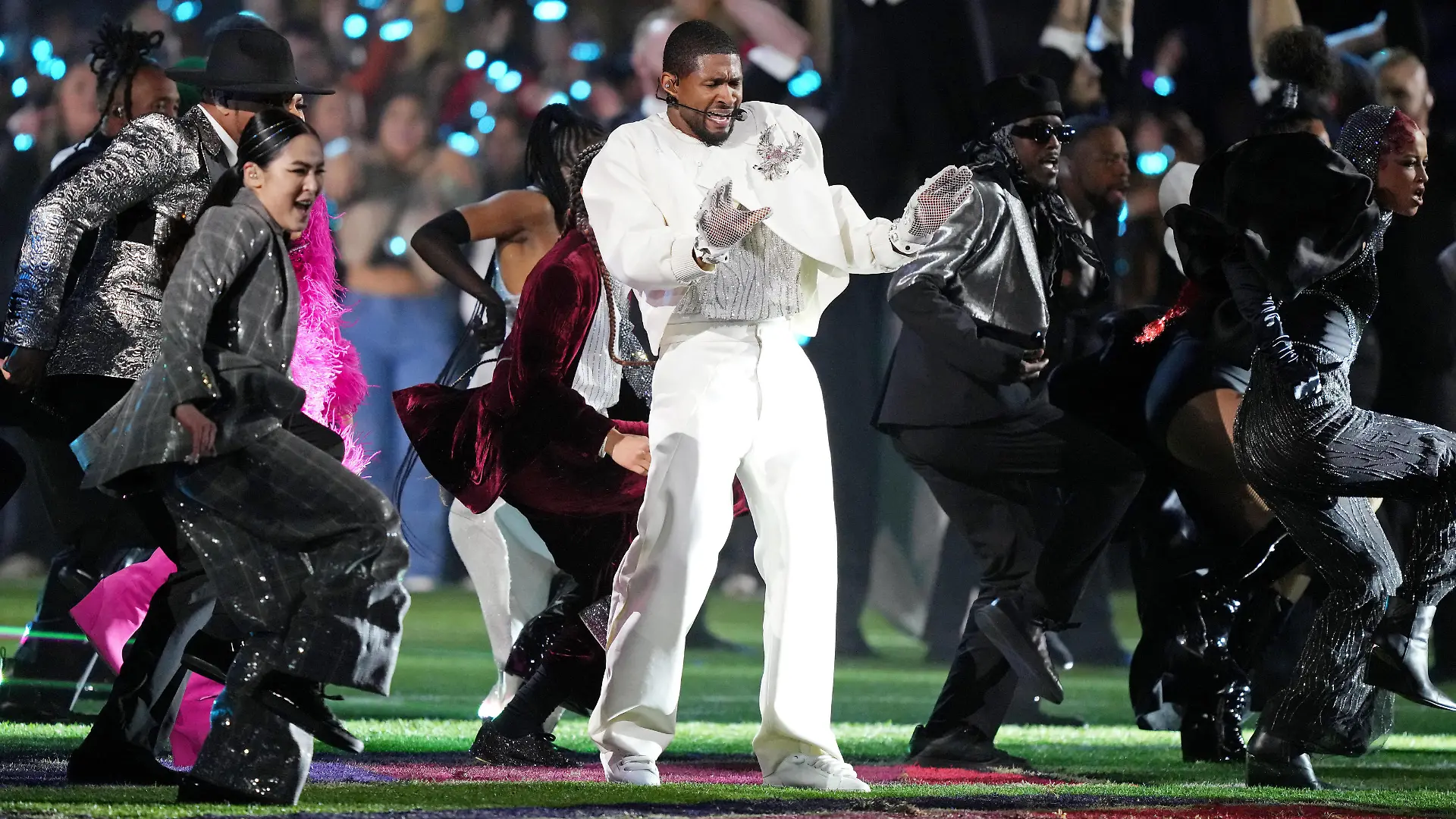 NFL, American Football Herren, USA Super Bowl LVIII-San Francisco 49ers at Kansas City Chiefs Feb 11, 2024 Paradise, Nevada, USA Recording artist Usher performs during the halftime show of Super Bowl LVIII at Allegiant Stadium. Paradise Allegiant Stadium Nevada USA, EDITORIAL USE ONLY PUBLICATIONxINxGERxSUIxAUTxONLY Copyright: xKirbyxLeex 20240211_jcd_al2_0203