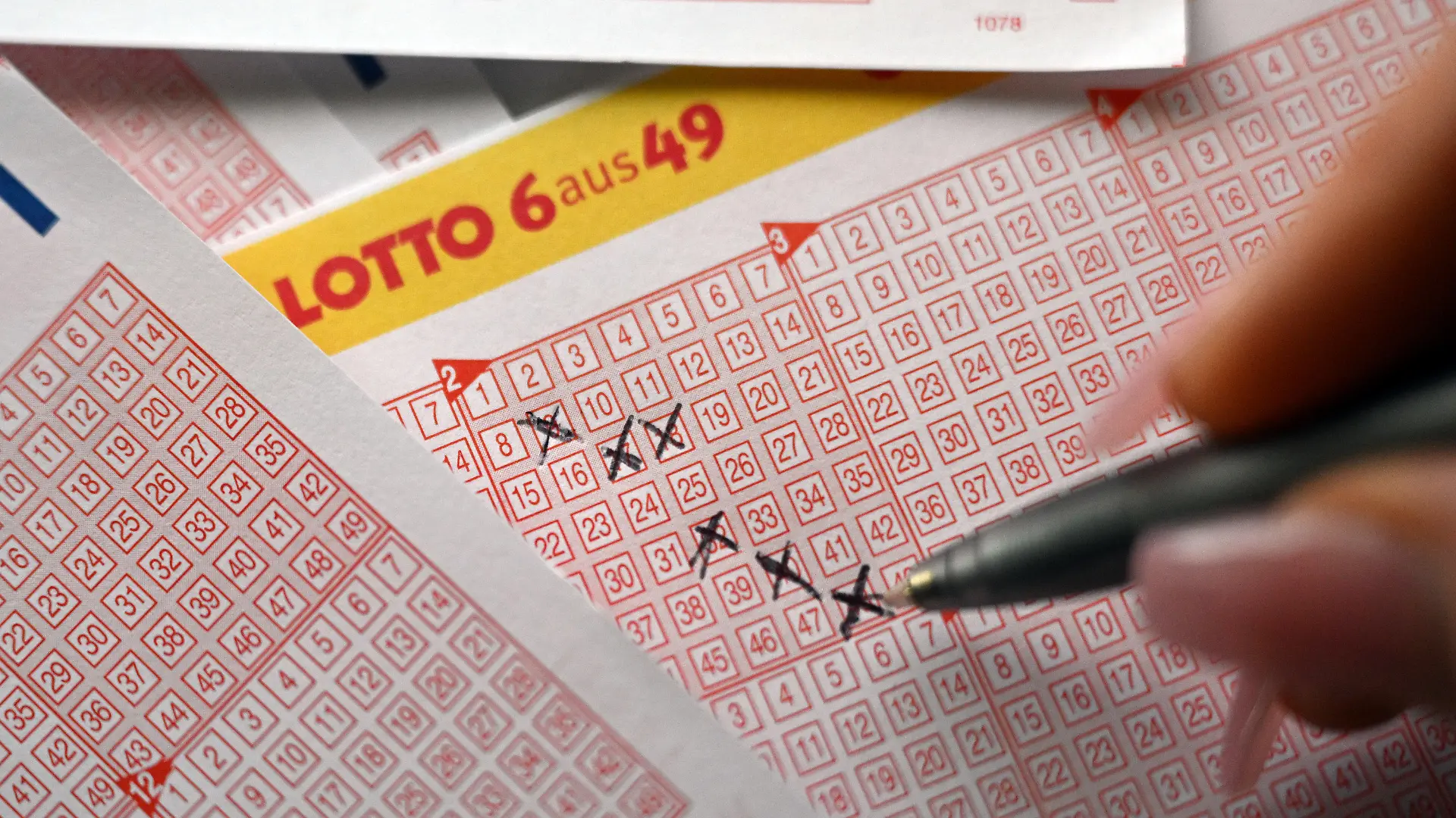 ARCHIV - 03.01.2024, Nordrhein-Westfalen, Düsseldorf: Eine Spielerin füllt einen Lottoschein aus. (zu dpa: «Millionengewinn geht nach Schleswig-Holstein») (zu dpa: «15-Millionen-Gewinn im Lotto geht nach Schleswig-Holstein») Foto: Federico Gambarini/dpa +++ dpa-Bildfunk +++