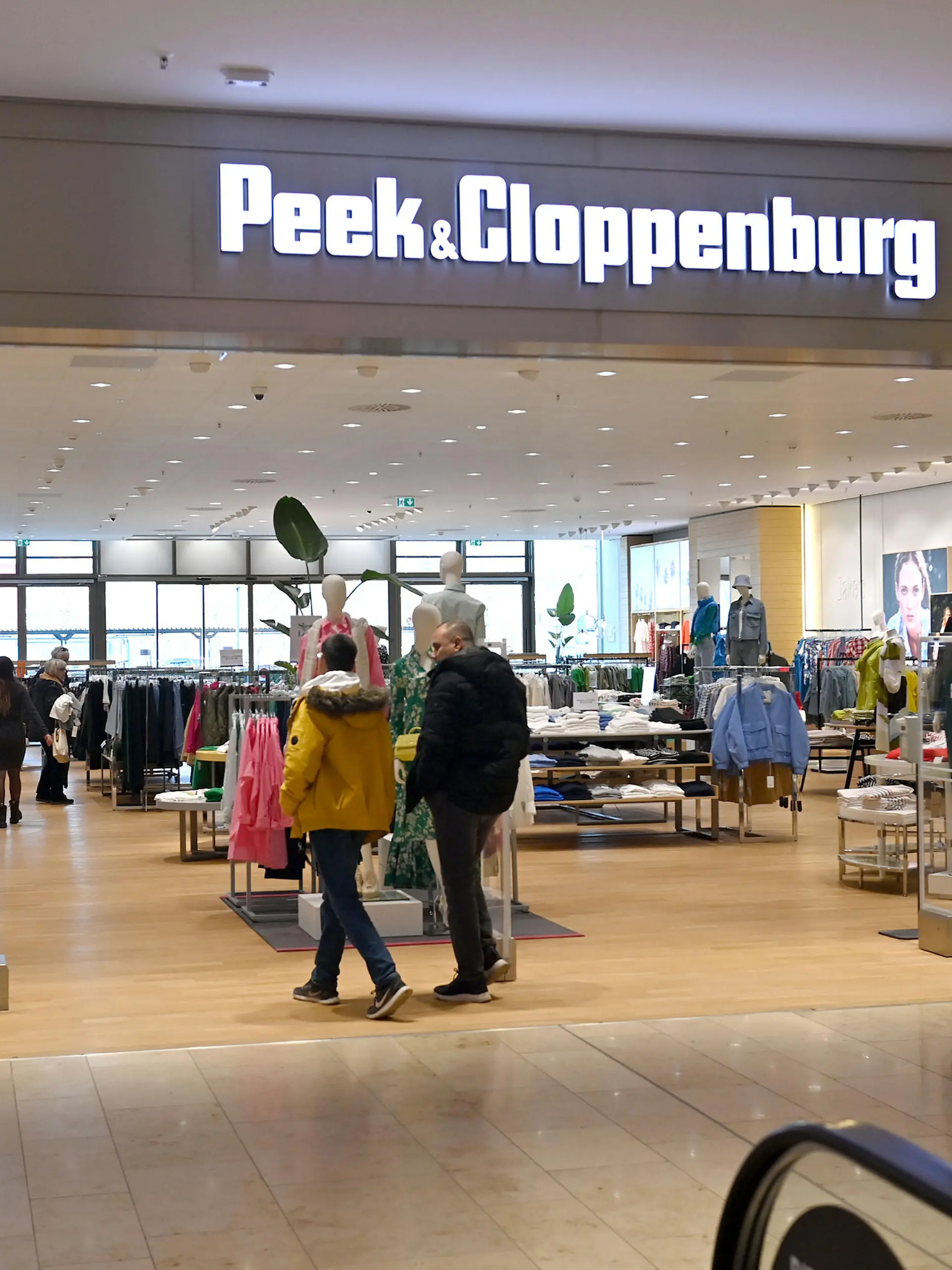 Schock-Nachricht f?r Mitarbeiter und Kunden: Der Modehaendler Peek & Cloppenburg (P&C) hat beim Amtsgericht Duesseldorf ein Schutzschirmverfahren beantragt. P&C Filiale in Muenchen am 03.03.2023. ?
