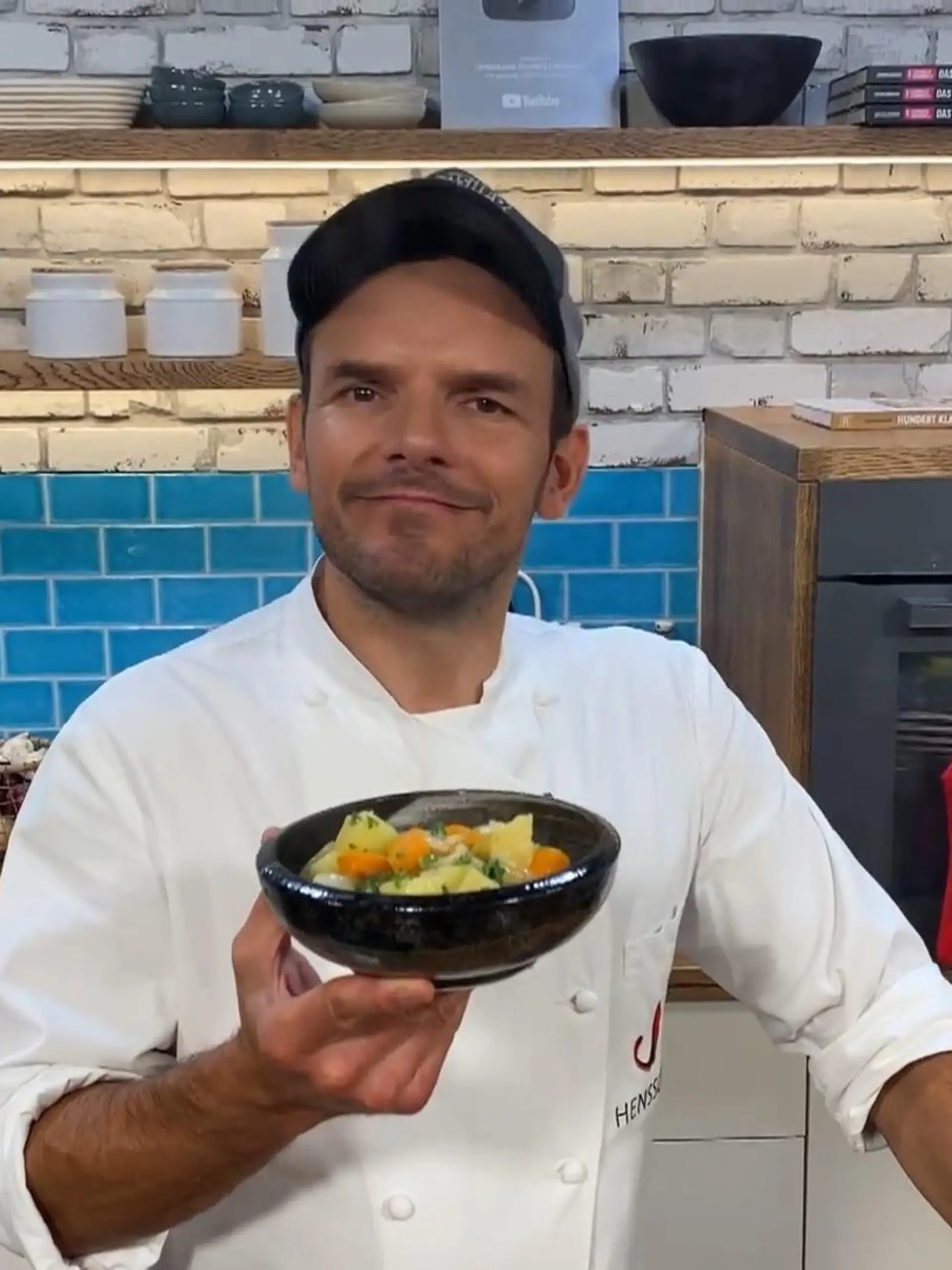 „Ich weiß, Sie denken jetzt: Oah, ist der verrückt?!“

Wenn Steffen Henssler so in ein Rezept-Video einsteigt, kann das ja nichts Gutes heißen. Oder etwa doch? Denn seiner Aussage nach ist dieser Eintopf „der geilste der Welt“ – obwohl wir dafür nur wenige Zutaten brauchen.