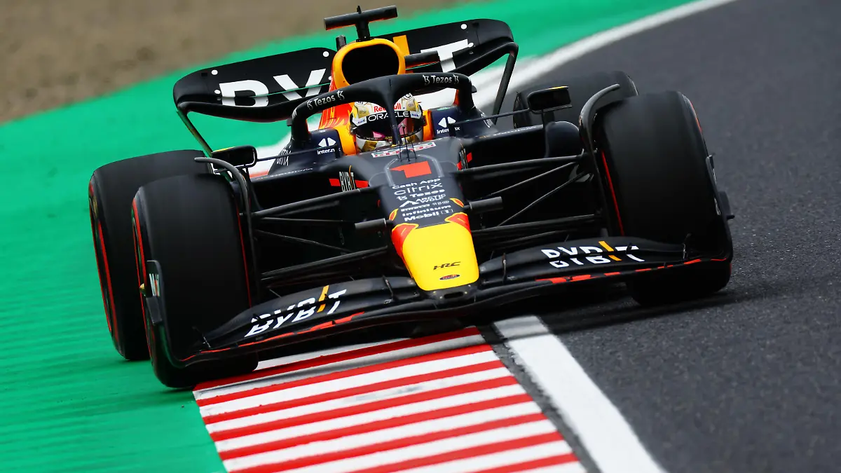 SUZUKA, JAPAN - OCTOBER 08: Max Verstappen of the Netherlands driving the (1) Oracle Red Bull Racing RB18 on track during final practice ahead of the F1 Grand Prix of Japan at Suzuka International Racing Course on October 08, 2022 in Suzuka, Japan. (Photo by Mark Thompson/Getty Images )