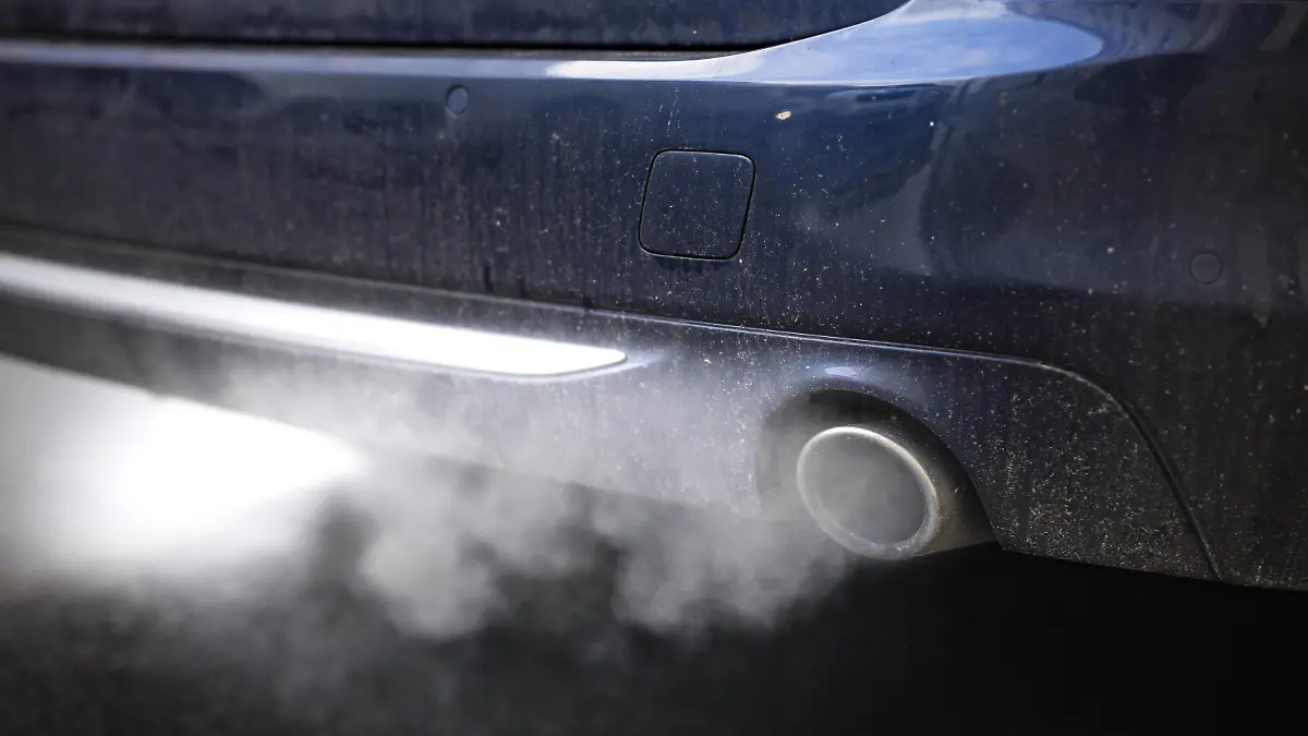  Abgase kommen aus einem anfahrendem Auto in Berlin. 28.01.2019. Berlin Deutschland *** Exhaust fumes come from a car approaching Berlin 28 01 2019 Berlin Germany PUBLICATIONxINxGERxSUIxAUTxONLY Copyright: xFelixxZahnx